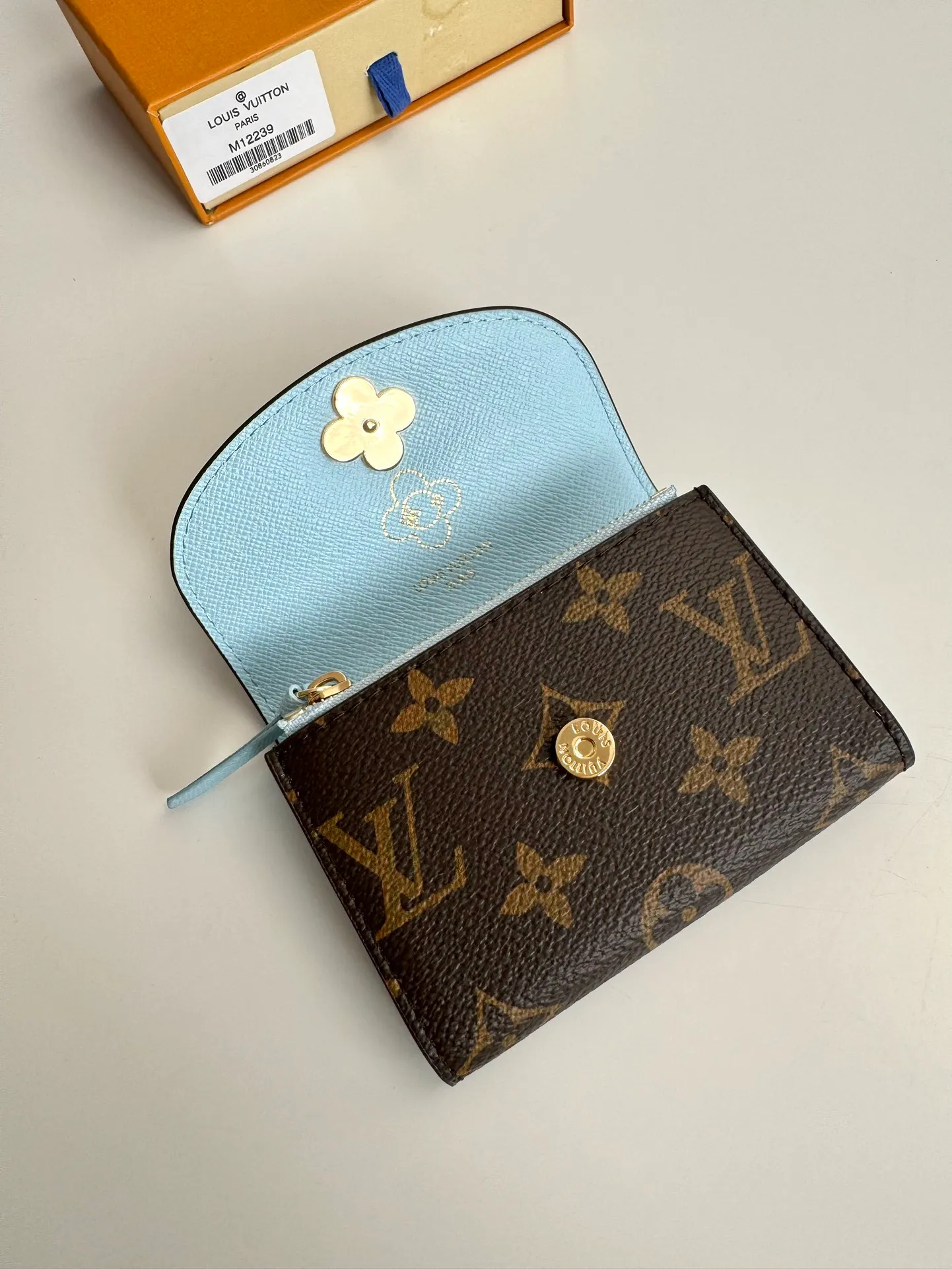 P340🇫🇷Exclusive real shot of overseas original single M12239! This Rosalie coin purse appears in the Candy Factory series in classic Monogram canvas. It places the brand mascot in the heart-shaped candy cane pattern, making it an exquisite gift for Vivienne fans. Open the Vivienne-shaped snap button to reveal multiple pockets to securely store change, banknotes and cards. Size: 11×8×2.5cm