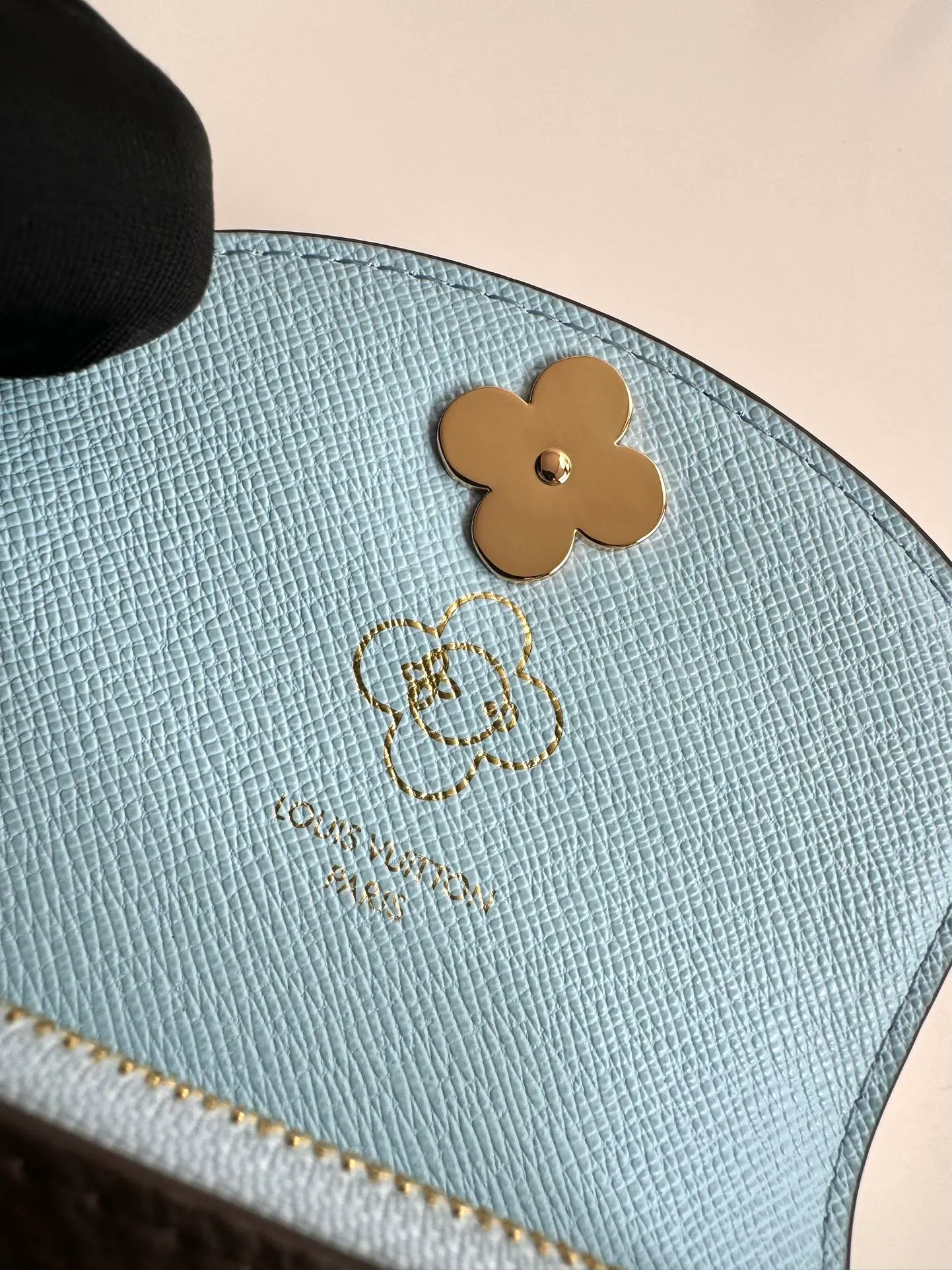 P340🇫🇷Exclusive real shot of overseas original single M12239! This Rosalie coin purse appears in the Candy Factory series in classic Monogram canvas. It places the brand mascot in the heart-shaped candy cane pattern, making it an exquisite gift for Vivienne fans. Open the Vivienne-shaped snap button to reveal multiple pockets to securely store change, banknotes and cards. Size: 11×8×2.5cm