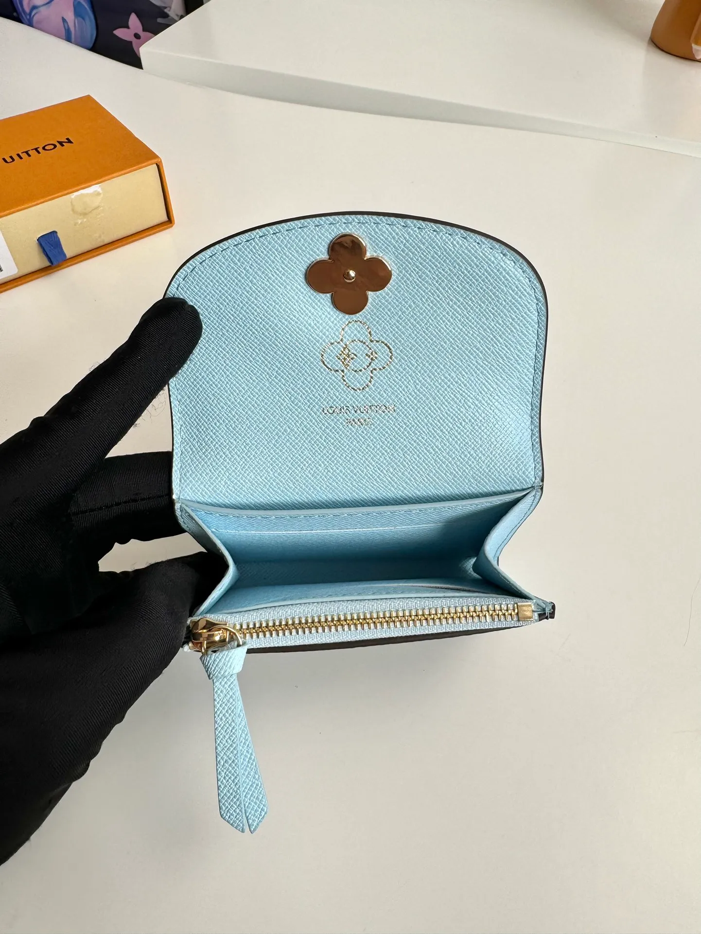 P340🇫🇷Exclusive real shot of overseas original single M12239! This Rosalie coin purse appears in the Candy Factory series in classic Monogram canvas. It places the brand mascot in the heart-shaped candy cane pattern, making it an exquisite gift for Vivienne fans. Open the Vivienne-shaped snap button to reveal multiple pockets to securely store change, banknotes and cards. Size: 11×8×2.5cm