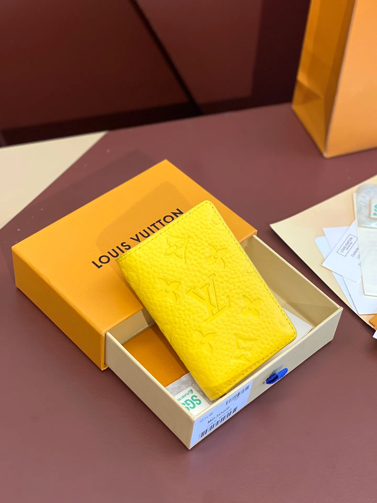 💰340 M83069 Yellow! Chip version, (made of top-grain cowhide), this pocket wallet is made of full-grain Taurillon leather, with subtle embossed LV letters and Monogram flowers. The compact design has an inner pocket and an outer pocket for easy access to credit cards or transportation cards. Detailed features 7.5 x 11.1 x 1 cm (length x height x width).