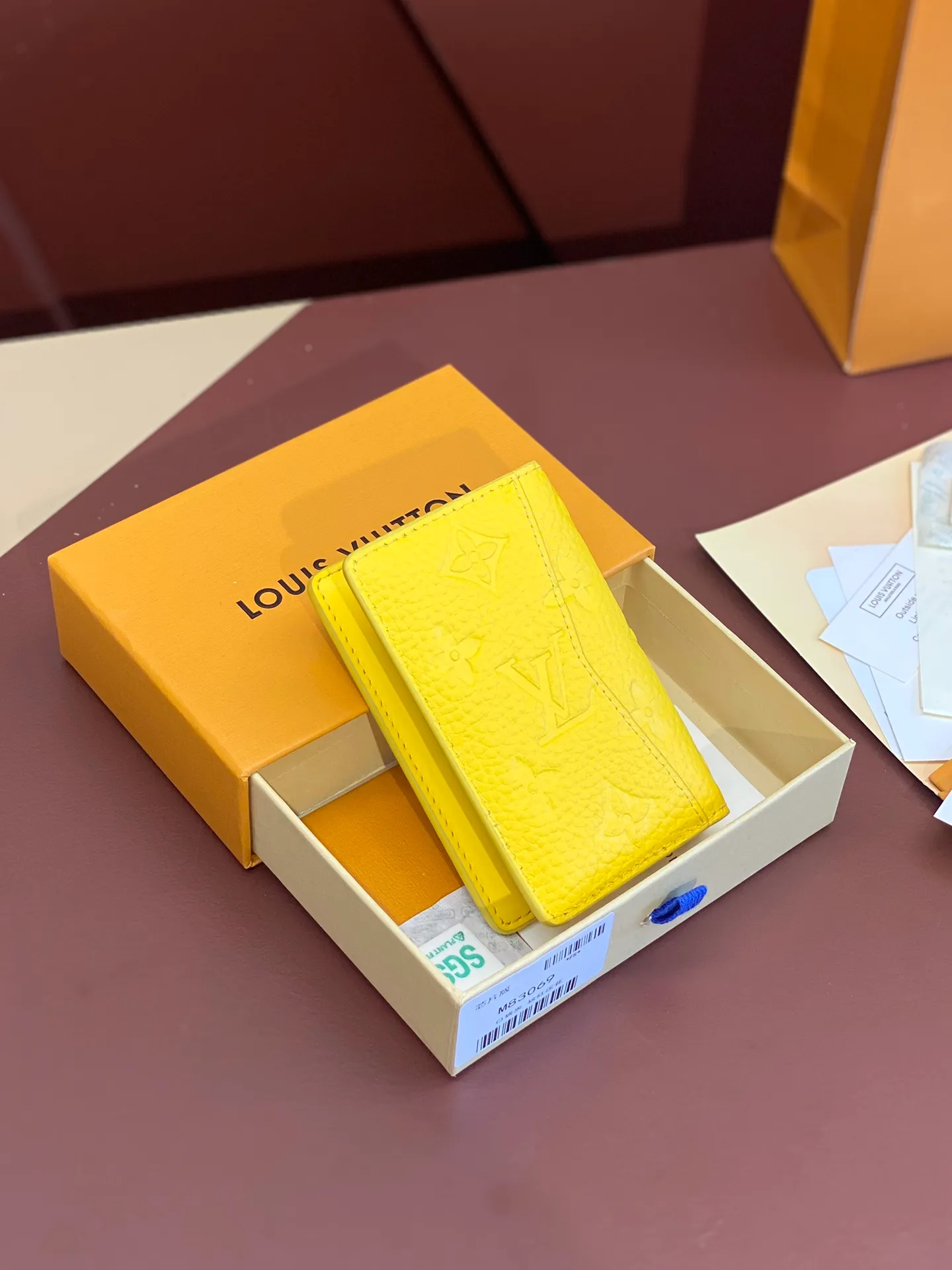 💰340 M83069 Yellow! Chip version, (made of top-grain cowhide), this pocket wallet is made of full-grain Taurillon leather, with subtle embossed LV letters and Monogram flowers. The compact design has an inner pocket and an outer pocket for easy access to credit cards or transportation cards. Detailed features 7.5 x 11.1 x 1 cm (length x height x width).