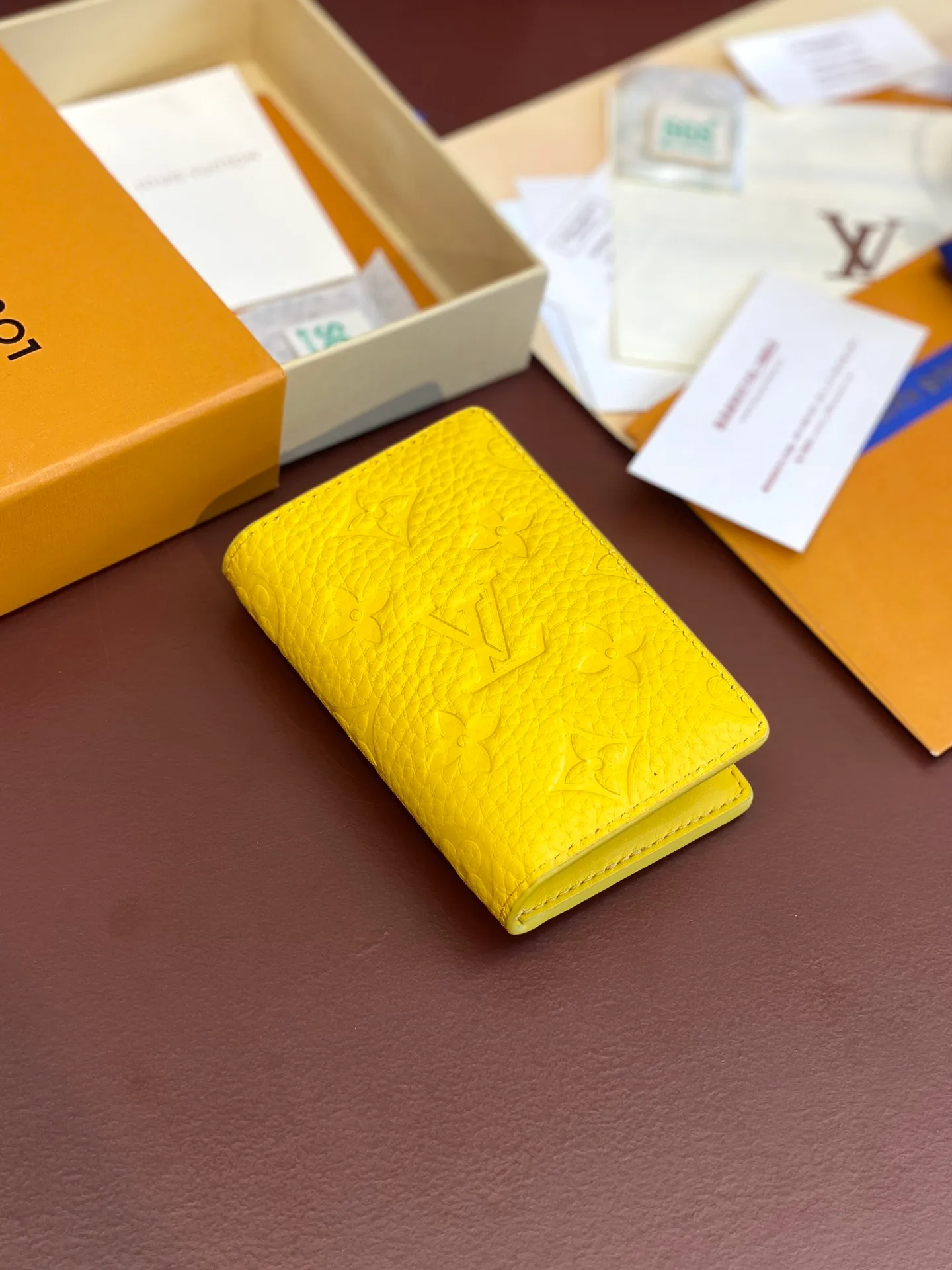 💰340 M83069 Yellow! Chip version, (made of top-grain cowhide), this pocket wallet is made of full-grain Taurillon leather, with subtle embossed LV letters and Monogram flowers. The compact design has an inner pocket and an outer pocket for easy access to credit cards or transportation cards. Detailed features 7.5 x 11.1 x 1 cm (length x height x width).