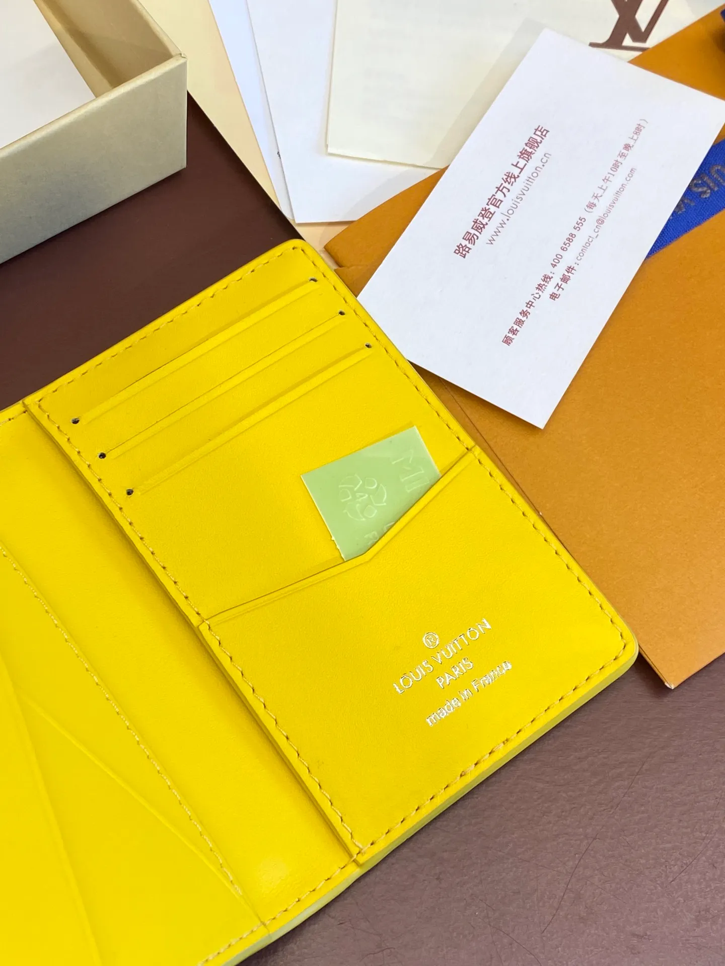 💰340 M83069 Yellow! Chip version, (made of top-grain cowhide), this pocket wallet is made of full-grain Taurillon leather, with subtle embossed LV letters and Monogram flowers. The compact design has an inner pocket and an outer pocket for easy access to credit cards or transportation cards. Detailed features 7.5 x 11.1 x 1 cm (length x height x width).