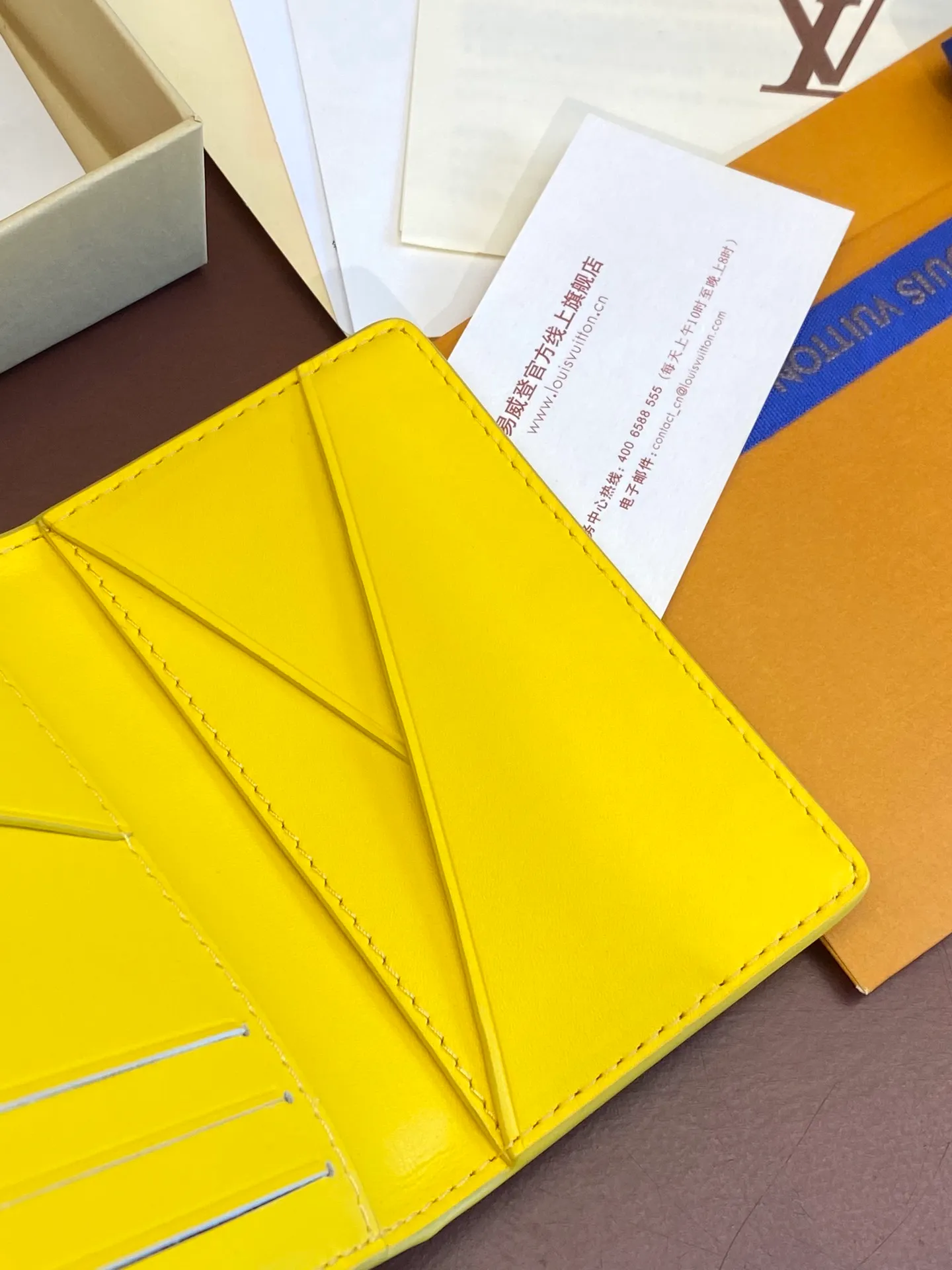 💰340 M83069 Yellow! Chip version, (made of top-grain cowhide), this pocket wallet is made of full-grain Taurillon leather, with subtle embossed LV letters and Monogram flowers. The compact design has an inner pocket and an outer pocket for easy access to credit cards or transportation cards. Detailed features 7.5 x 11.1 x 1 cm (length x height x width).