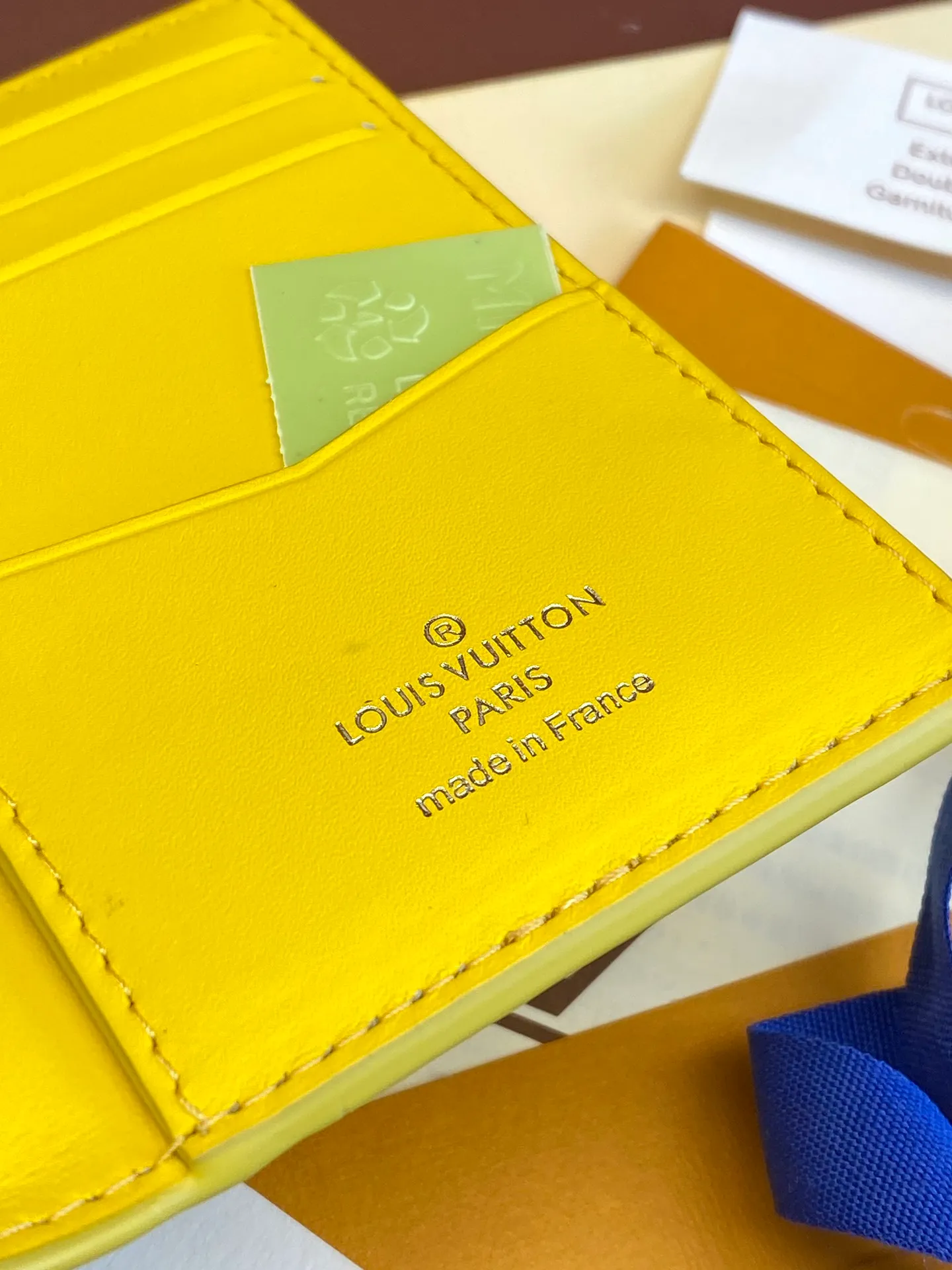 💰340 M83069 Yellow! Chip version, (made of top-grain cowhide), this pocket wallet is made of full-grain Taurillon leather, with subtle embossed LV letters and Monogram flowers. The compact design has an inner pocket and an outer pocket for easy access to credit cards or transportation cards. Detailed features 7.5 x 11.1 x 1 cm (length x height x width).