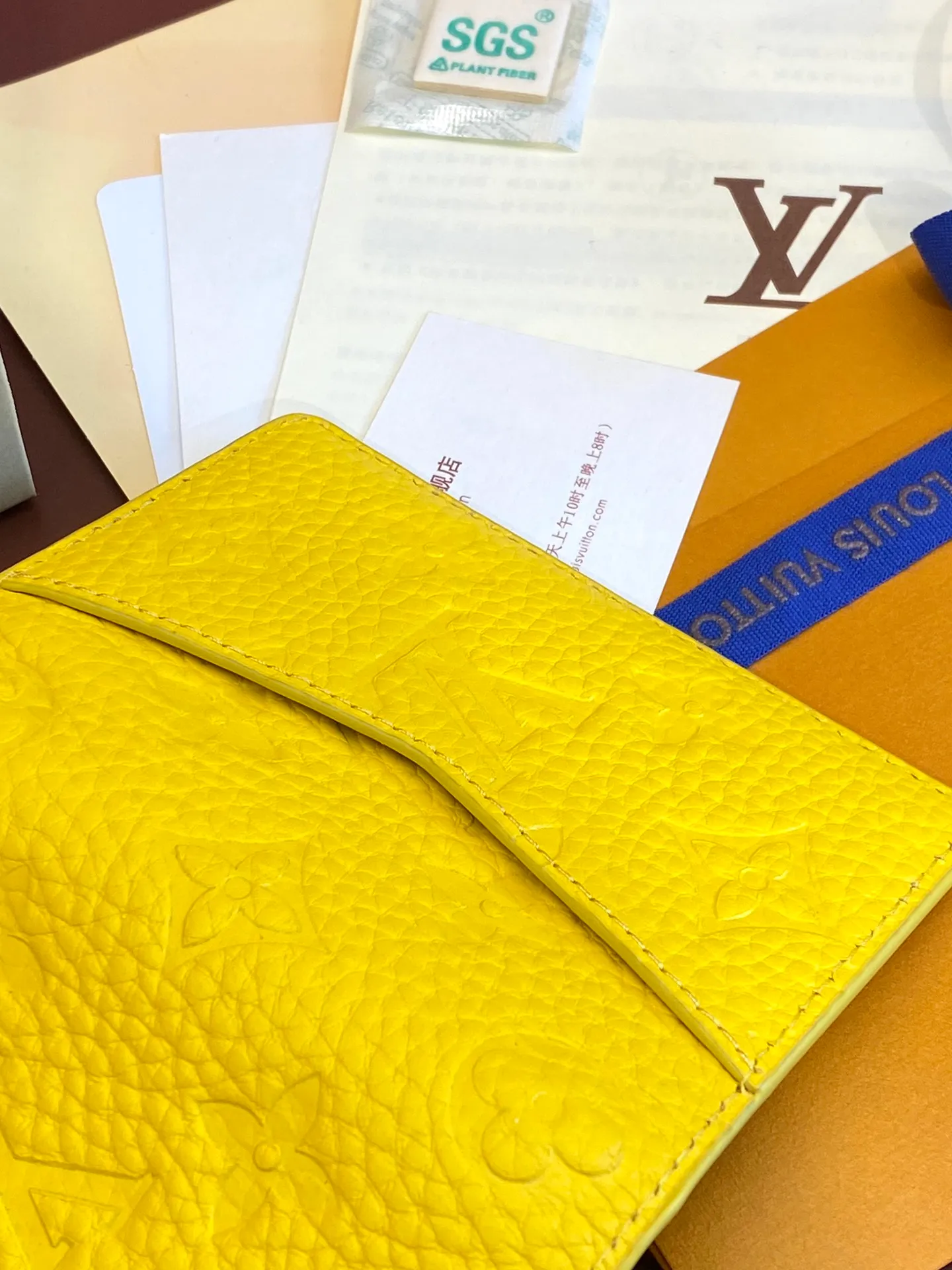💰340 M83069 Yellow! Chip version, (made of top-grain cowhide), this pocket wallet is made of full-grain Taurillon leather, with subtle embossed LV letters and Monogram flowers. The compact design has an inner pocket and an outer pocket for easy access to credit cards or transportation cards. Detailed features 7.5 x 11.1 x 1 cm (length x height x width).