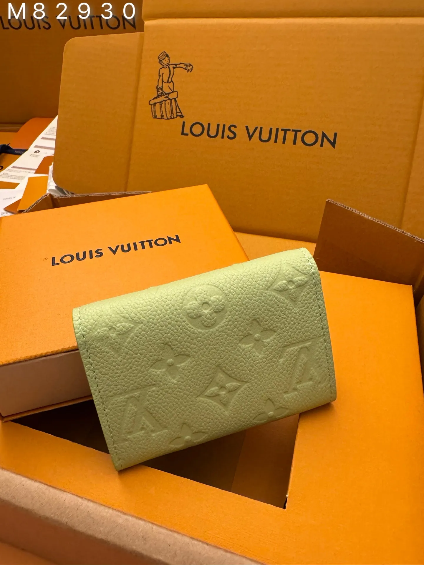 M82930 "Special Duty Free" ♻️ [Official special edition·First-class material·All-steel hardware·163 chips·Full set of packaging] This Rosalie coin purse is made of Monogram Empreinte embossed soft-grained cowhide. Louis Vuitton logo-engraved snaps secure the closure. 11x8x2.5cm 💰460