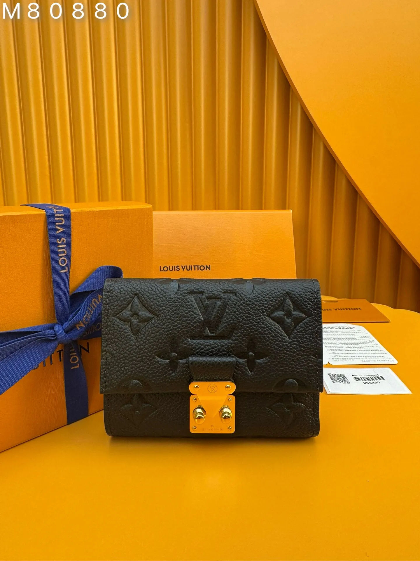 M80880 "Special Duty Free" ♻️[Official special edition·First class material·All steel hardware·French chips·Full set of packaging] Métis short wallet inherits the inspiration of Métis leather goods series and embosses the classic Monogram pattern on soft Monogram Empreinte leather. The pocket S-lock lock secures the flap, continuing the classic Louis Vuitton hard case elements. The elegant construction offers ample interior space, including a zipped accordion coin pocket, patch pockets and card slots. 11.5x8.5x4cm 💰860