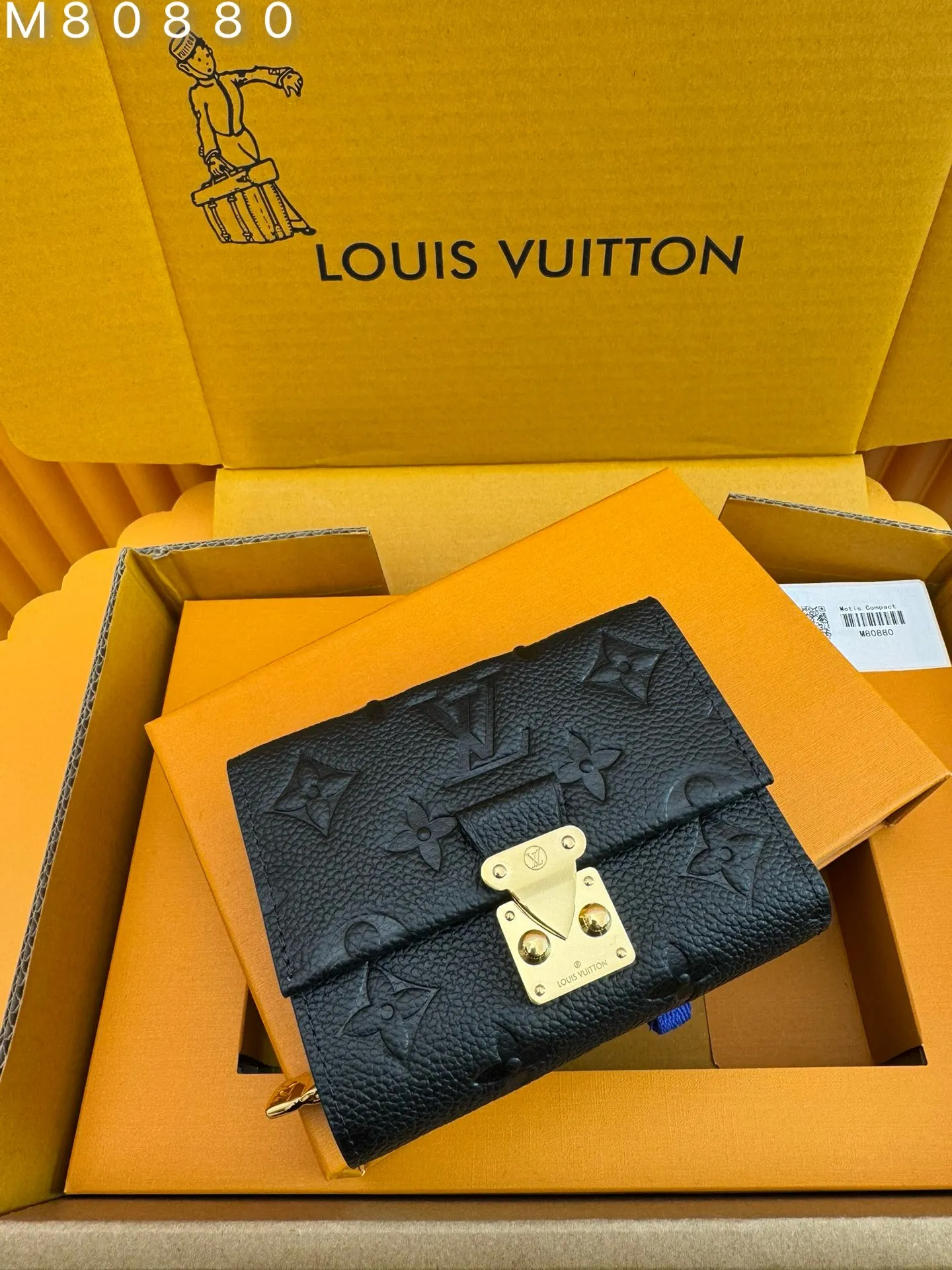 M80880 "Special Duty Free" ♻️[Official special edition·First class material·All steel hardware·French chips·Full set of packaging] Métis short wallet inherits the inspiration of Métis leather goods series and embosses the classic Monogram pattern on soft Monogram Empreinte leather. The pocket S-lock lock secures the flap, continuing the classic Louis Vuitton hard case elements. The elegant construction offers ample interior space, including a zipped accordion coin pocket, patch pockets and card slots. 11.5x8.5x4cm 💰860