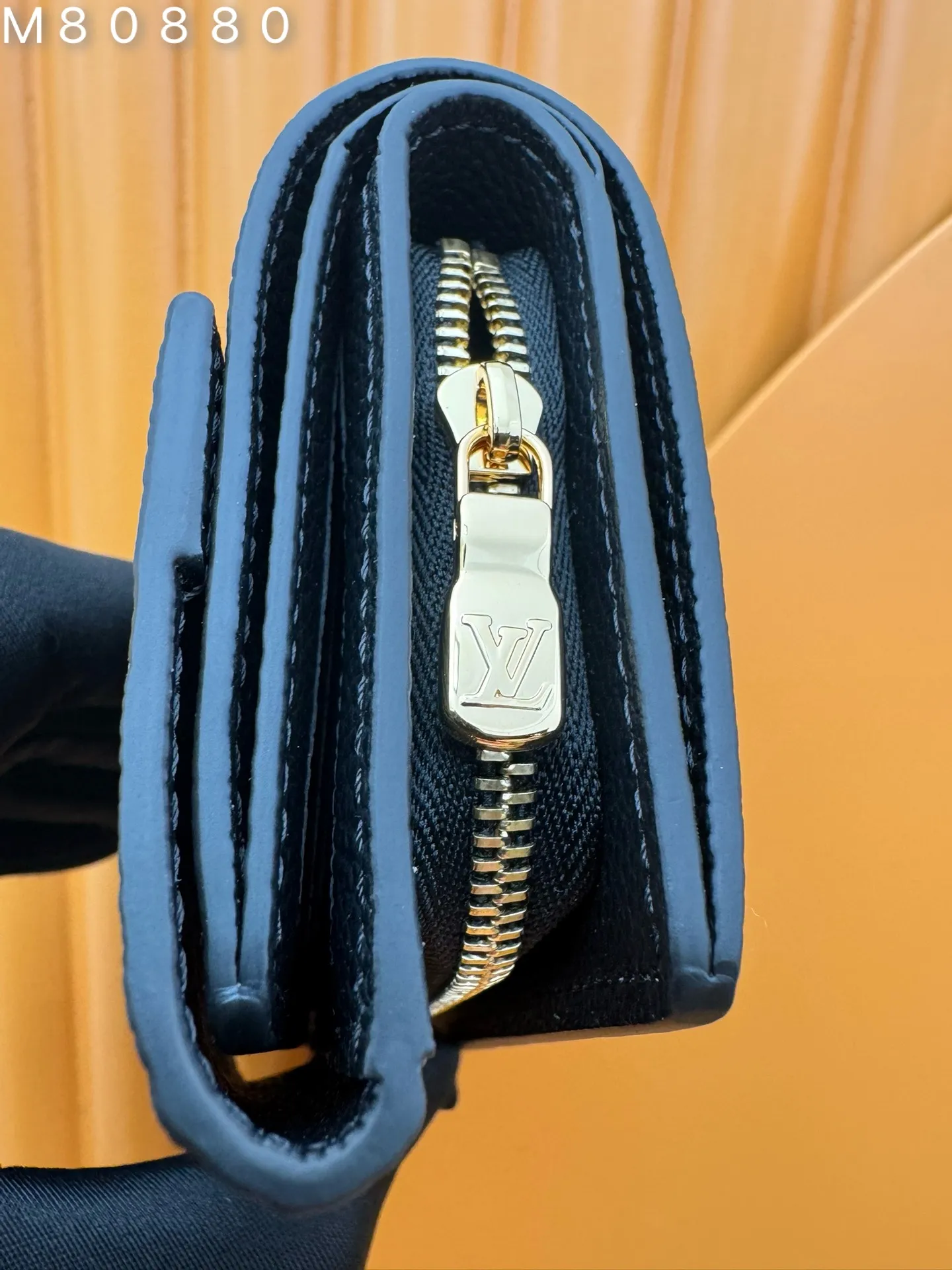 M80880 "Special Duty Free" ♻️[Official special edition·First class material·All steel hardware·French chips·Full set of packaging] Métis short wallet inherits the inspiration of Métis leather goods series and embosses the classic Monogram pattern on soft Monogram Empreinte leather. The pocket S-lock lock secures the flap, continuing the classic Louis Vuitton hard case elements. The elegant construction offers ample interior space, including a zipped accordion coin pocket, patch pockets and card slots. 11.5x8.5x4cm 💰860
