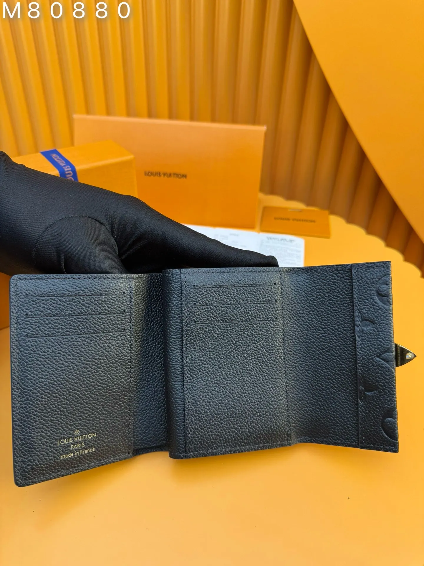 M80880 "Special Duty Free" ♻️[Official special edition·First class material·All steel hardware·French chips·Full set of packaging] Métis short wallet inherits the inspiration of Métis leather goods series and embosses the classic Monogram pattern on soft Monogram Empreinte leather. The pocket S-lock lock secures the flap, continuing the classic Louis Vuitton hard case elements. The elegant construction offers ample interior space, including a zipped accordion coin pocket, patch pockets and card slots. 11.5x8.5x4cm 💰860