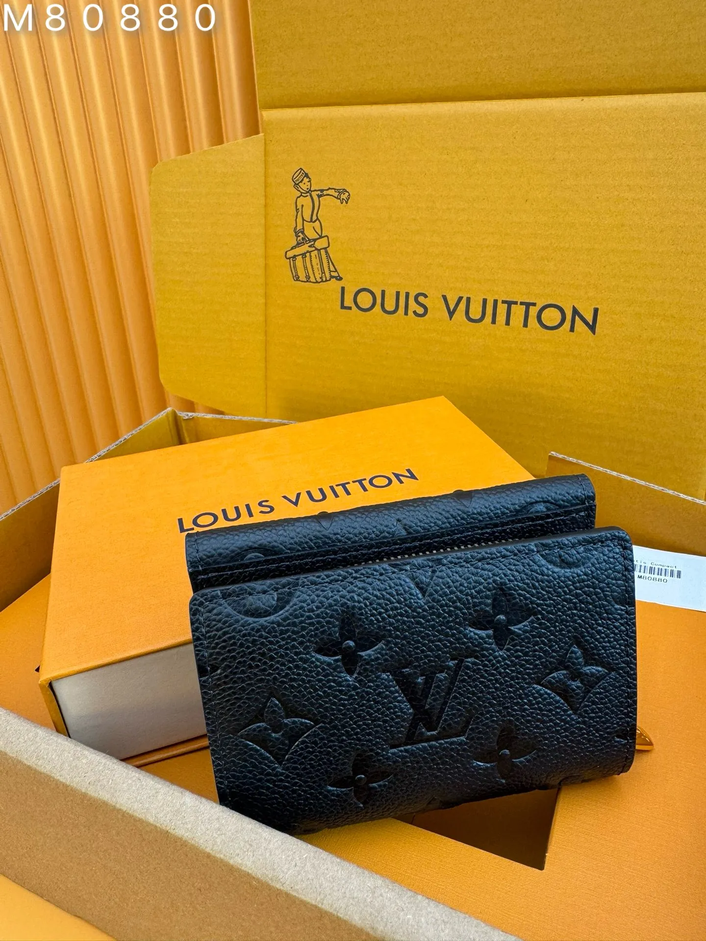 M80880 "Special Duty Free" ♻️[Official special edition·First class material·All steel hardware·French chips·Full set of packaging] Métis short wallet inherits the inspiration of Métis leather goods series and embosses the classic Monogram pattern on soft Monogram Empreinte leather. The pocket S-lock lock secures the flap, continuing the classic Louis Vuitton hard case elements. The elegant construction offers ample interior space, including a zipped accordion coin pocket, patch pockets and card slots. 11.5x8.5x4cm 💰860