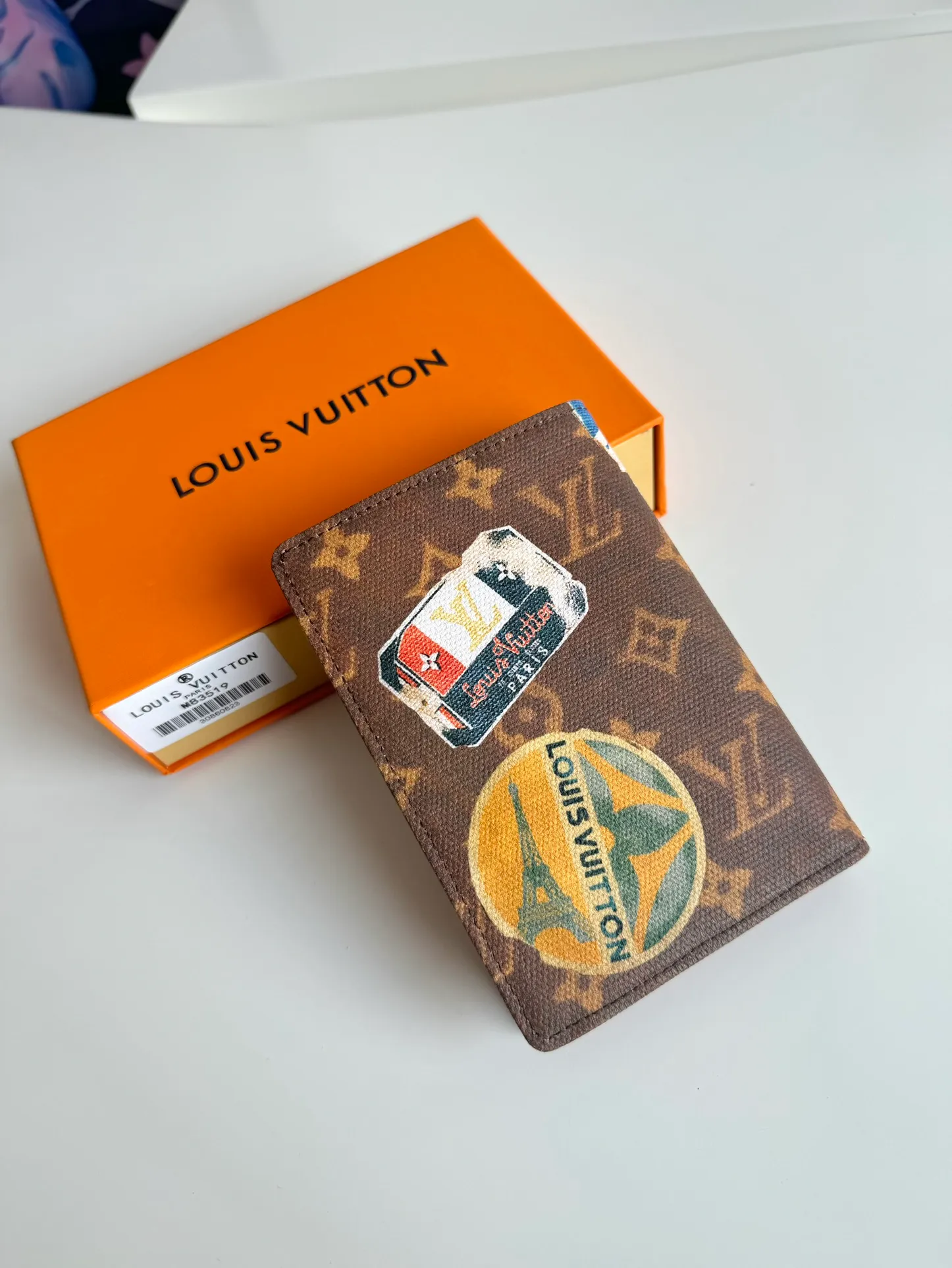 P340🇫🇷Exclusive real shot of overseas original single M83519! This passport cover is made of Monogram canvas, and the vintage hotel labels collected by Louis Vuitton's grandson Gaston-Louis Vuitton in the early 20th century are turned into prints, paying tribute to the free and uninhibited travel spirit of the Flight Mode series. Featuring leather lining and card compartment. Size: 14×10×2.5cm