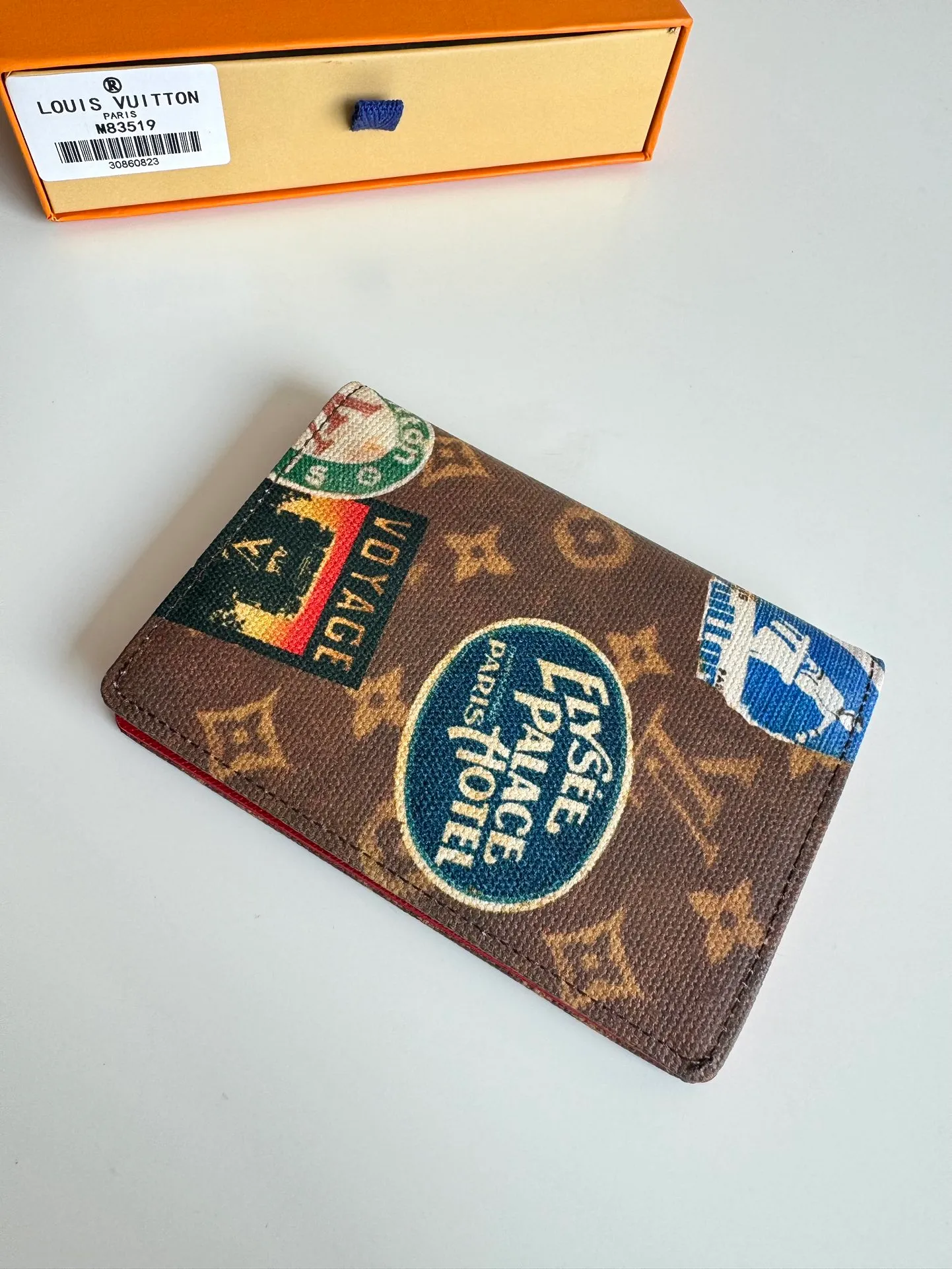 P340🇫🇷Exclusive real shot of overseas original single M83519! This passport cover is made of Monogram canvas, and the vintage hotel labels collected by Louis Vuitton's grandson Gaston-Louis Vuitton in the early 20th century are turned into prints, paying tribute to the free and uninhibited travel spirit of the Flight Mode series. Featuring leather lining and card compartment. Size: 14×10×2.5cm