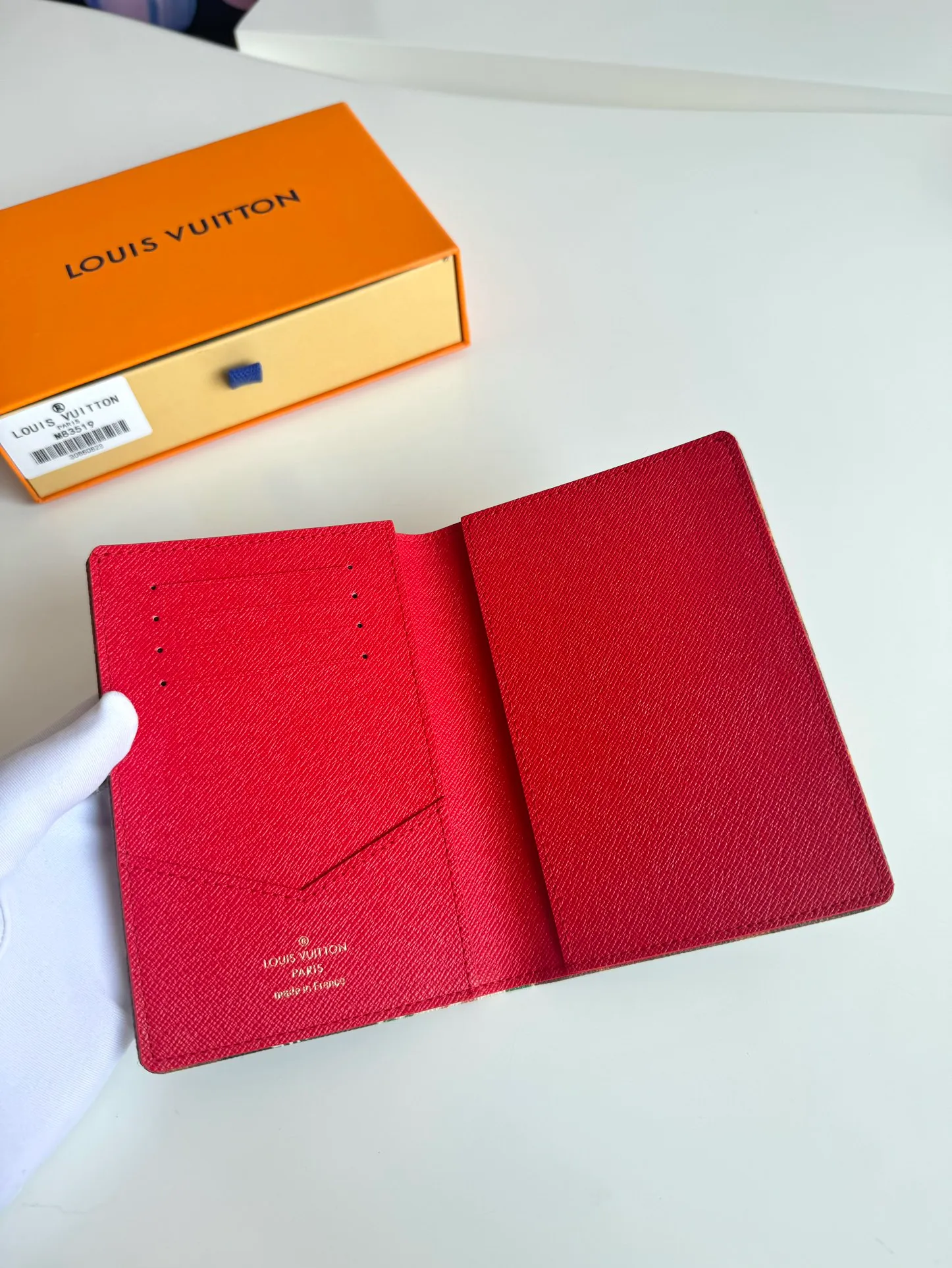 P340🇫🇷Exclusive real shot of overseas original single M83519! This passport cover is made of Monogram canvas, and the vintage hotel labels collected by Louis Vuitton's grandson Gaston-Louis Vuitton in the early 20th century are turned into prints, paying tribute to the free and uninhibited travel spirit of the Flight Mode series. Featuring leather lining and card compartment. Size: 14×10×2.5cm