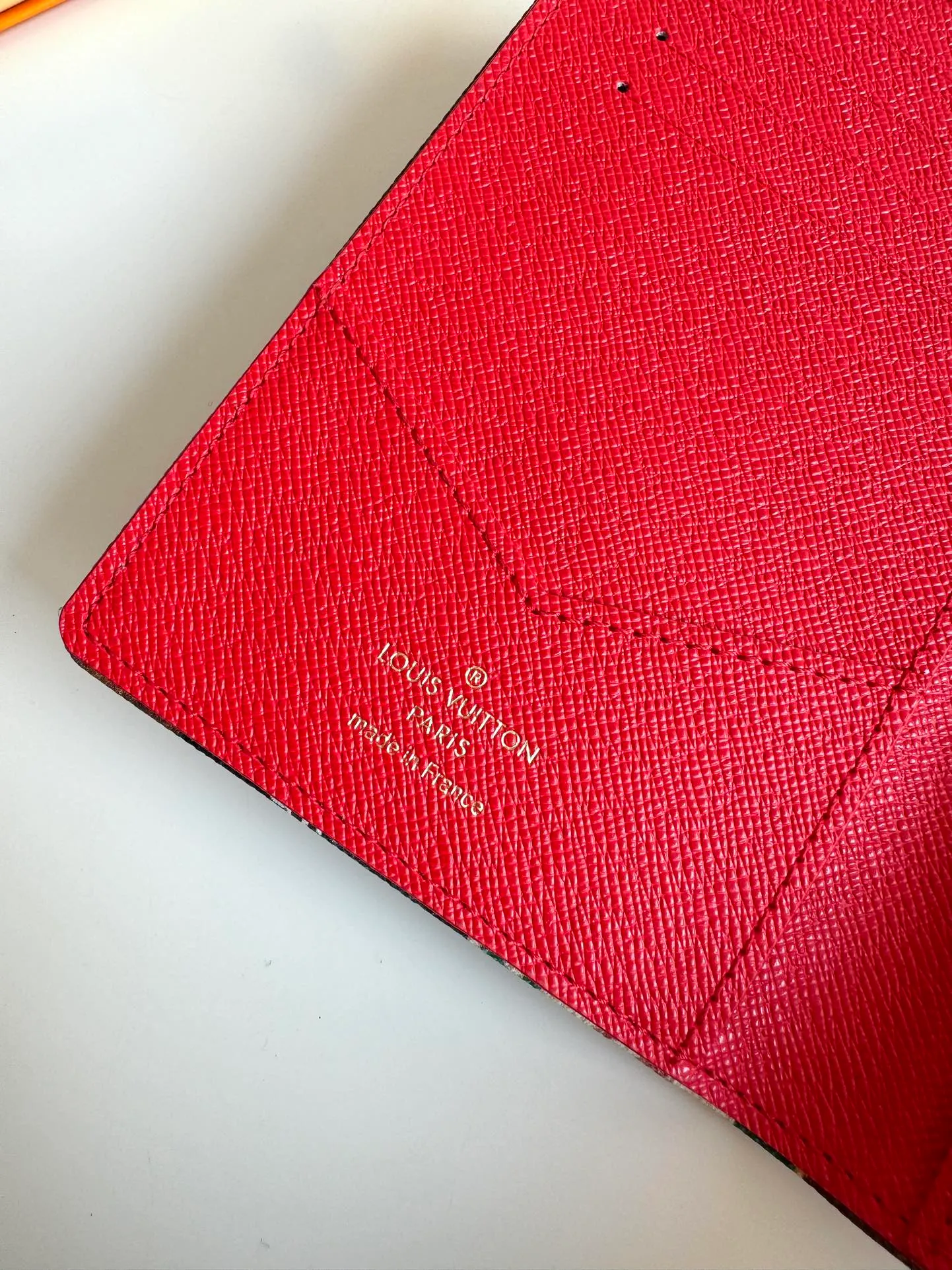 P340🇫🇷Exclusive real shot of overseas original single M83519! This passport cover is made of Monogram canvas, and the vintage hotel labels collected by Louis Vuitton's grandson Gaston-Louis Vuitton in the early 20th century are turned into prints, paying tribute to the free and uninhibited travel spirit of the Flight Mode series. Featuring leather lining and card compartment. Size: 14×10×2.5cm