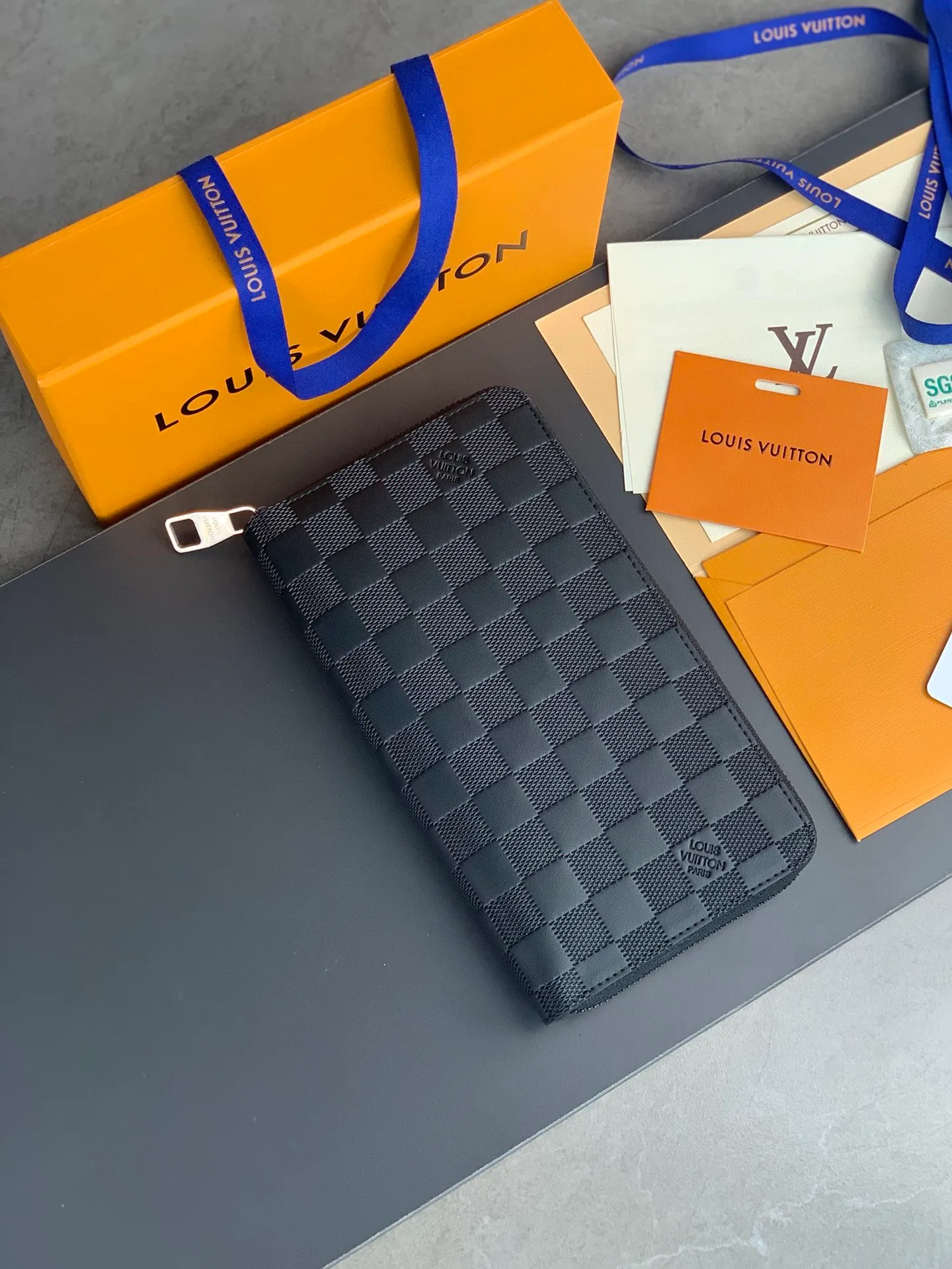 The N60003 pressed zippy zipper wallet is one of Louis Vuitton's classic designs. This wallet is made of Damier and is made of imported cowhide. It can hold banknotes, credit cards, small change and documents, etc. 21x11.5cm. 💰640