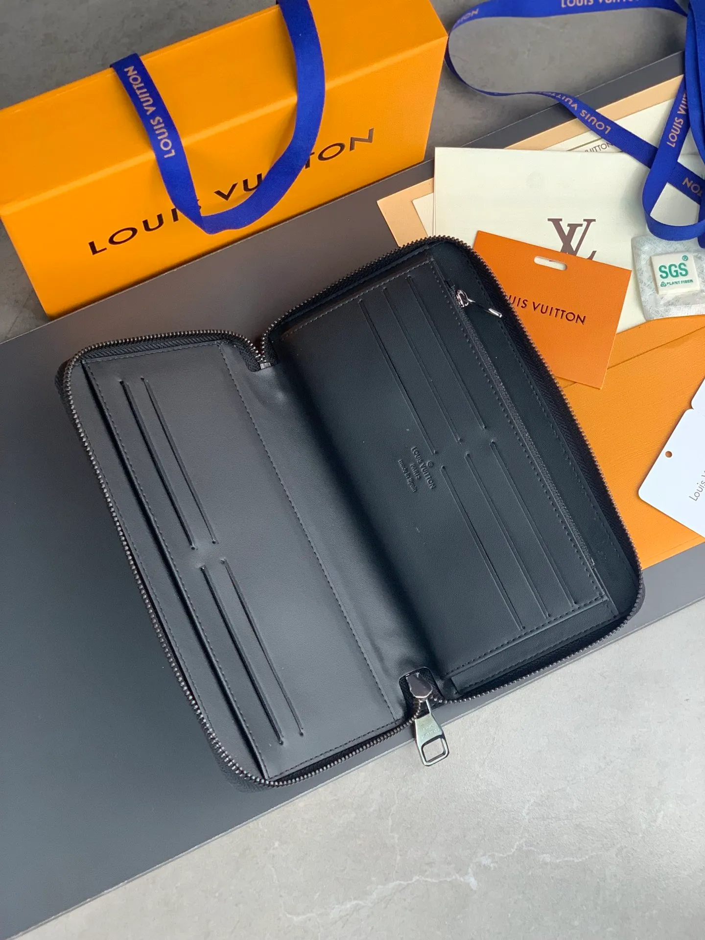 The N60003 pressed zippy zipper wallet is one of Louis Vuitton's classic designs. This wallet is made of Damier and is made of imported cowhide. It can hold banknotes, credit cards, small change and documents, etc. 21x11.5cm. 💰640