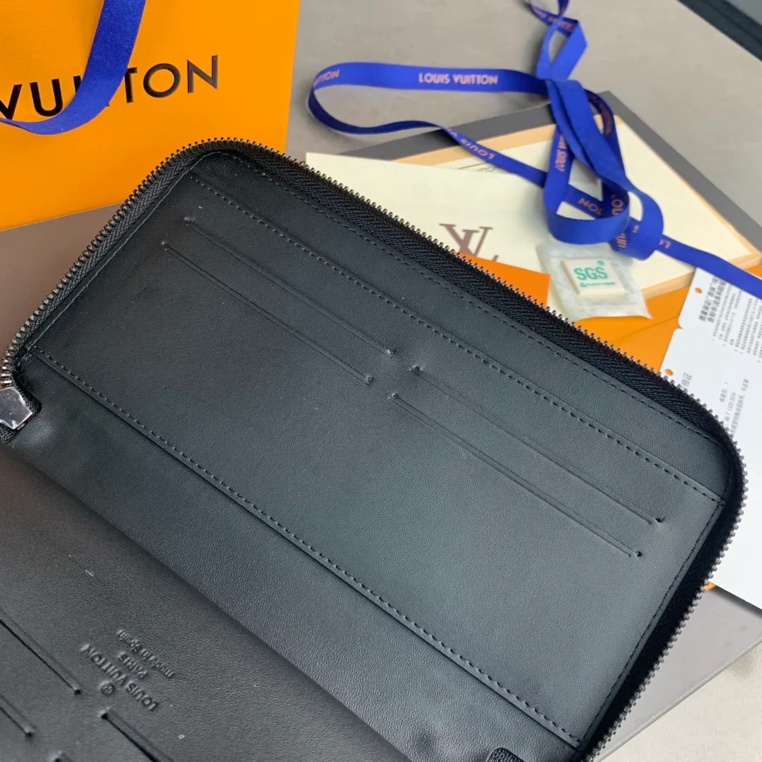 The N60003 pressed zippy zipper wallet is one of Louis Vuitton's classic designs. This wallet is made of Damier and is made of imported cowhide. It can hold banknotes, credit cards, small change and documents, etc. 21x11.5cm. 💰640
