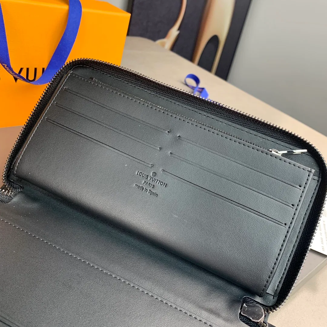 The N60003 pressed zippy zipper wallet is one of Louis Vuitton's classic designs. This wallet is made of Damier and is made of imported cowhide. It can hold banknotes, credit cards, small change and documents, etc. 21x11.5cm. 💰640