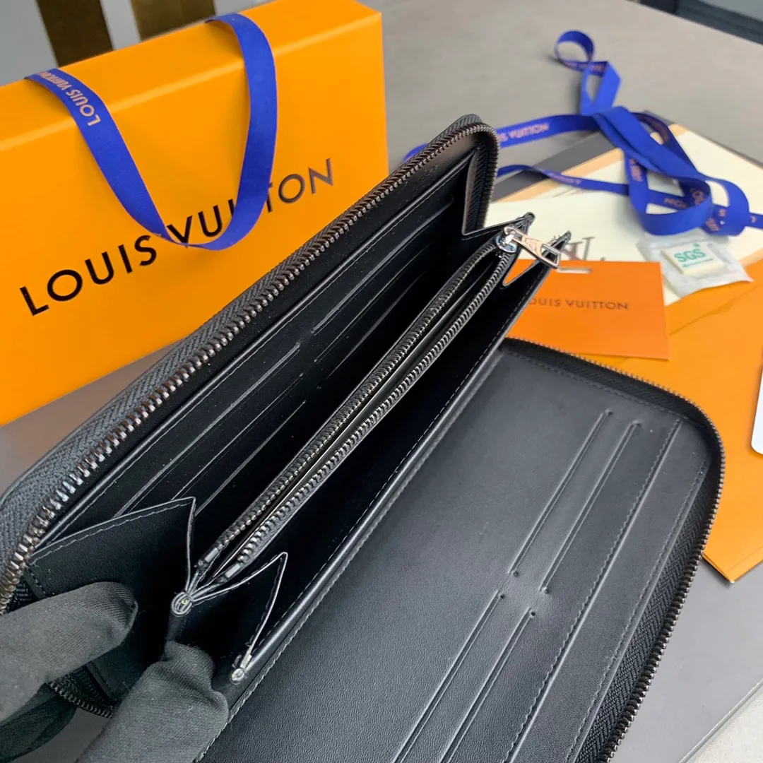 The N60003 pressed zippy zipper wallet is one of Louis Vuitton's classic designs. This wallet is made of Damier and is made of imported cowhide. It can hold banknotes, credit cards, small change and documents, etc. 21x11.5cm. 💰640