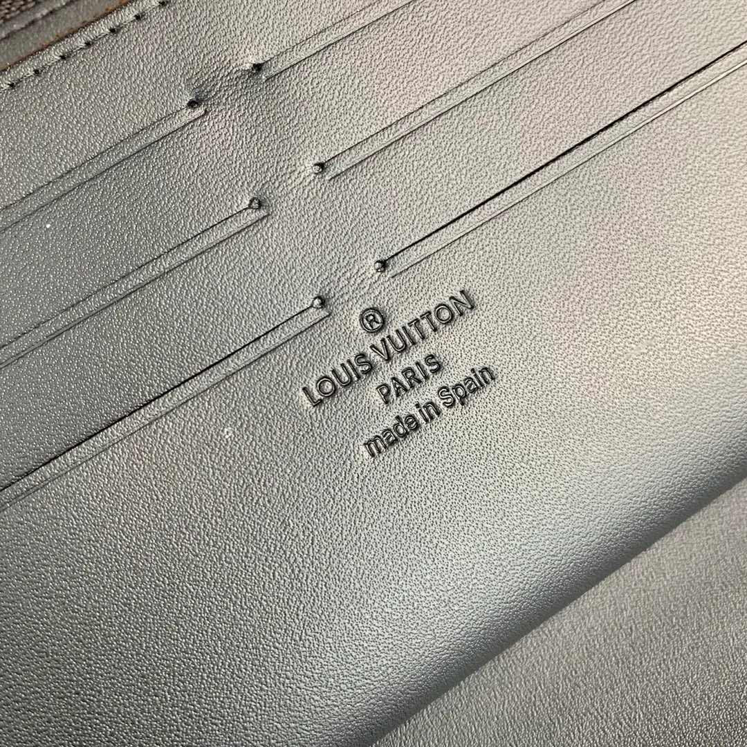 The N60003 pressed zippy zipper wallet is one of Louis Vuitton's classic designs. This wallet is made of Damier and is made of imported cowhide. It can hold banknotes, credit cards, small change and documents, etc. 21x11.5cm. 💰640