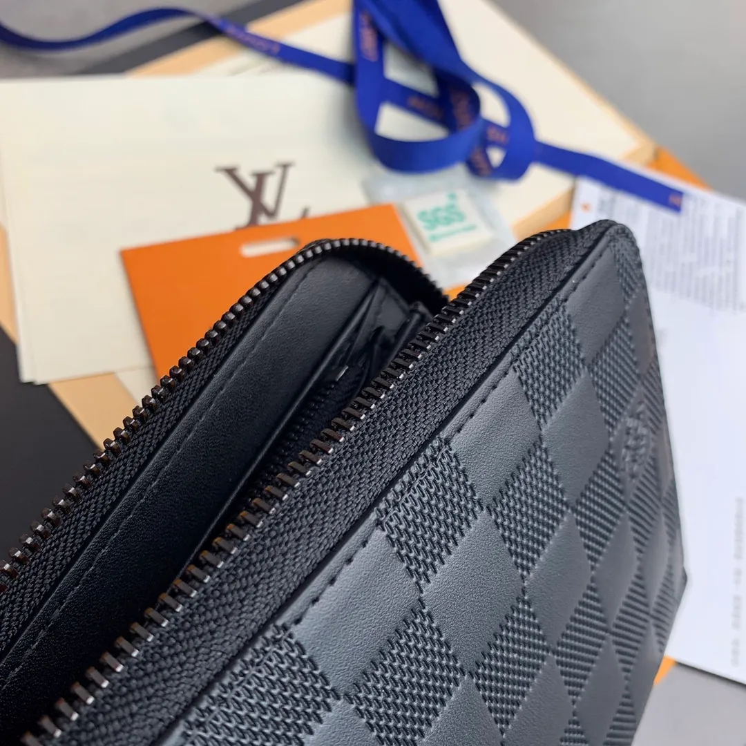 The N60003 pressed zippy zipper wallet is one of Louis Vuitton's classic designs. This wallet is made of Damier and is made of imported cowhide. It can hold banknotes, credit cards, small change and documents, etc. 21x11.5cm. 💰640