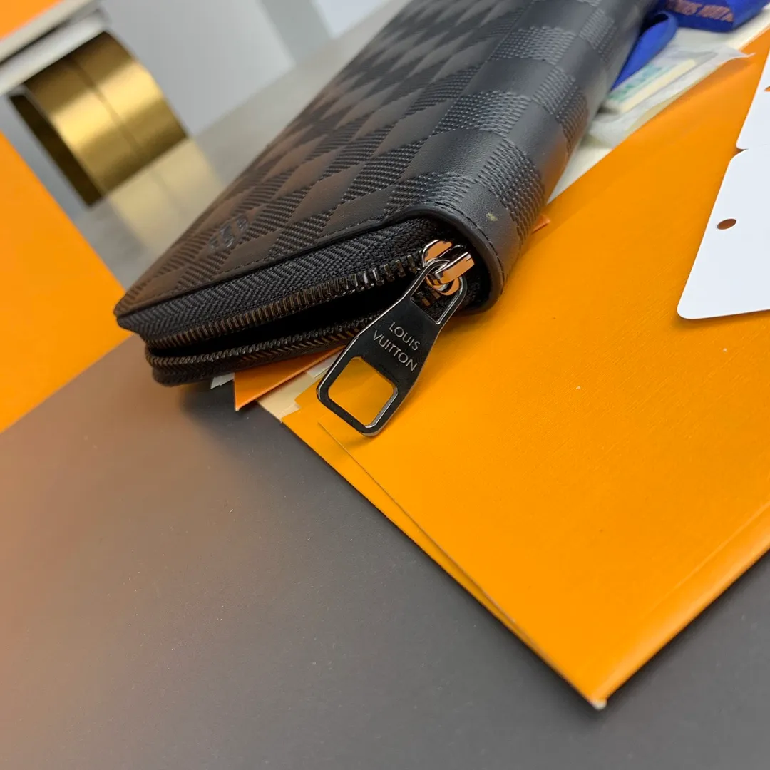 The N60003 pressed zippy zipper wallet is one of Louis Vuitton's classic designs. This wallet is made of Damier and is made of imported cowhide. It can hold banknotes, credit cards, small change and documents, etc. 21x11.5cm. 💰640