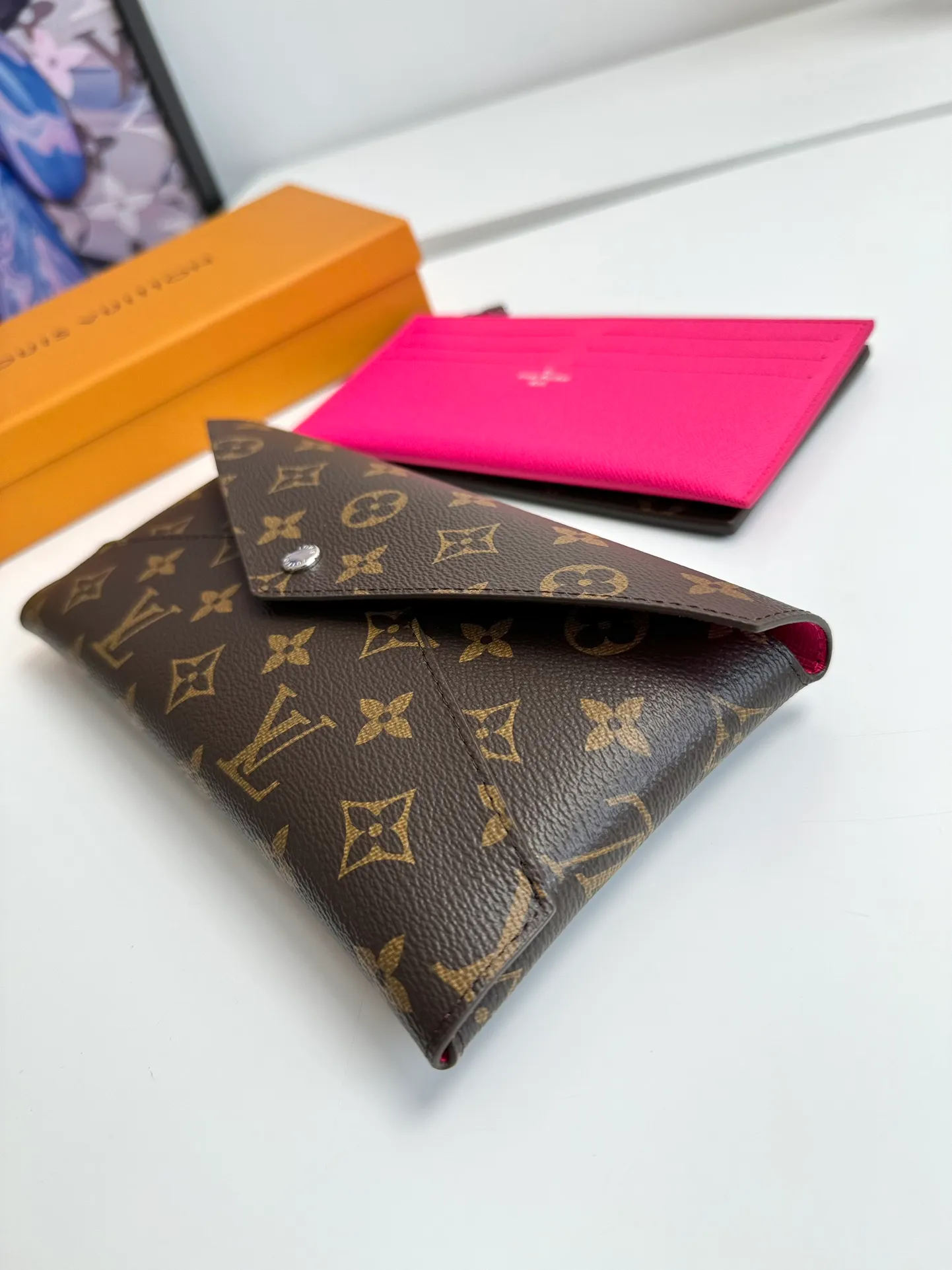 P520🇫🇷Exclusive real shot of overseas original single M12403! The Kirigami Organizer Wallet is named after the Japanese art of paper cutting. Monogram coated canvas creates a fluid structure, while grained leather lining adds pop of color. Equipped with a removable zipper pocket and a card compartment patch pocket for convenient storage of important documents. Size: 23×11×2cm