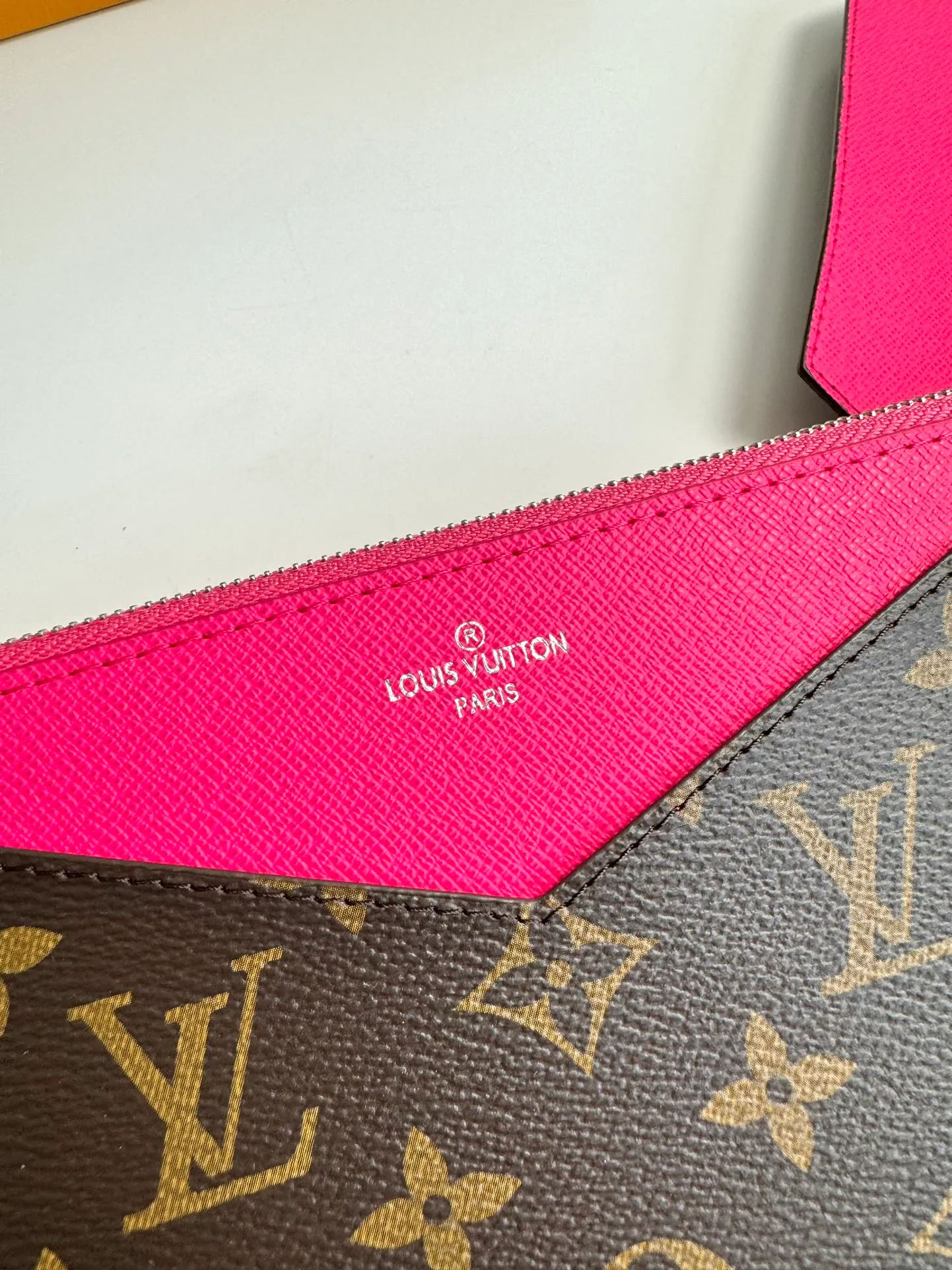 P520🇫🇷Exclusive real shot of overseas original single M12403! The Kirigami Organizer Wallet is named after the Japanese art of paper cutting. Monogram coated canvas creates a fluid structure, while grained leather lining adds pop of color. Equipped with a removable zipper pocket and a card compartment patch pocket for convenient storage of important documents. Size: 23×11×2cm