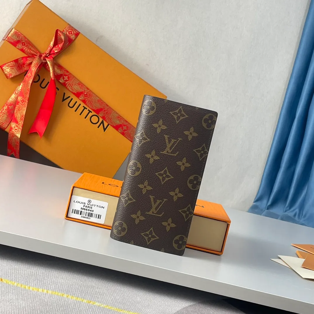 P340🇫🇷Exclusive real shot of overseas original single M66540! This canvas wallet exudes unstoppable masculinity. It's spacious and functional and can easily be stowed away in a coat pocket. Can hold change, credit cards and banknotes. Size: 19X10cm