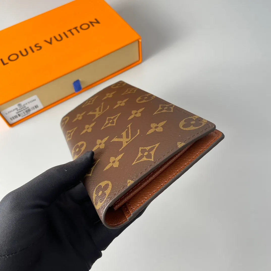 P340🇫🇷Exclusive real shot of overseas original single M66540! This canvas wallet exudes unstoppable masculinity. It's spacious and functional and can easily be stowed away in a coat pocket. Can hold change, credit cards and banknotes. Size: 19X10cm