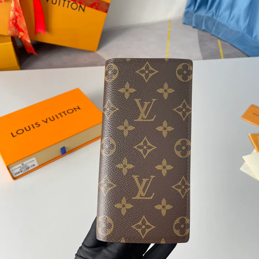 P340🇫🇷Exclusive real shot of overseas original single M66540! This canvas wallet exudes unstoppable masculinity. It's spacious and functional and can easily be stowed away in a coat pocket. Can hold change, credit cards and banknotes. Size: 19X10cm