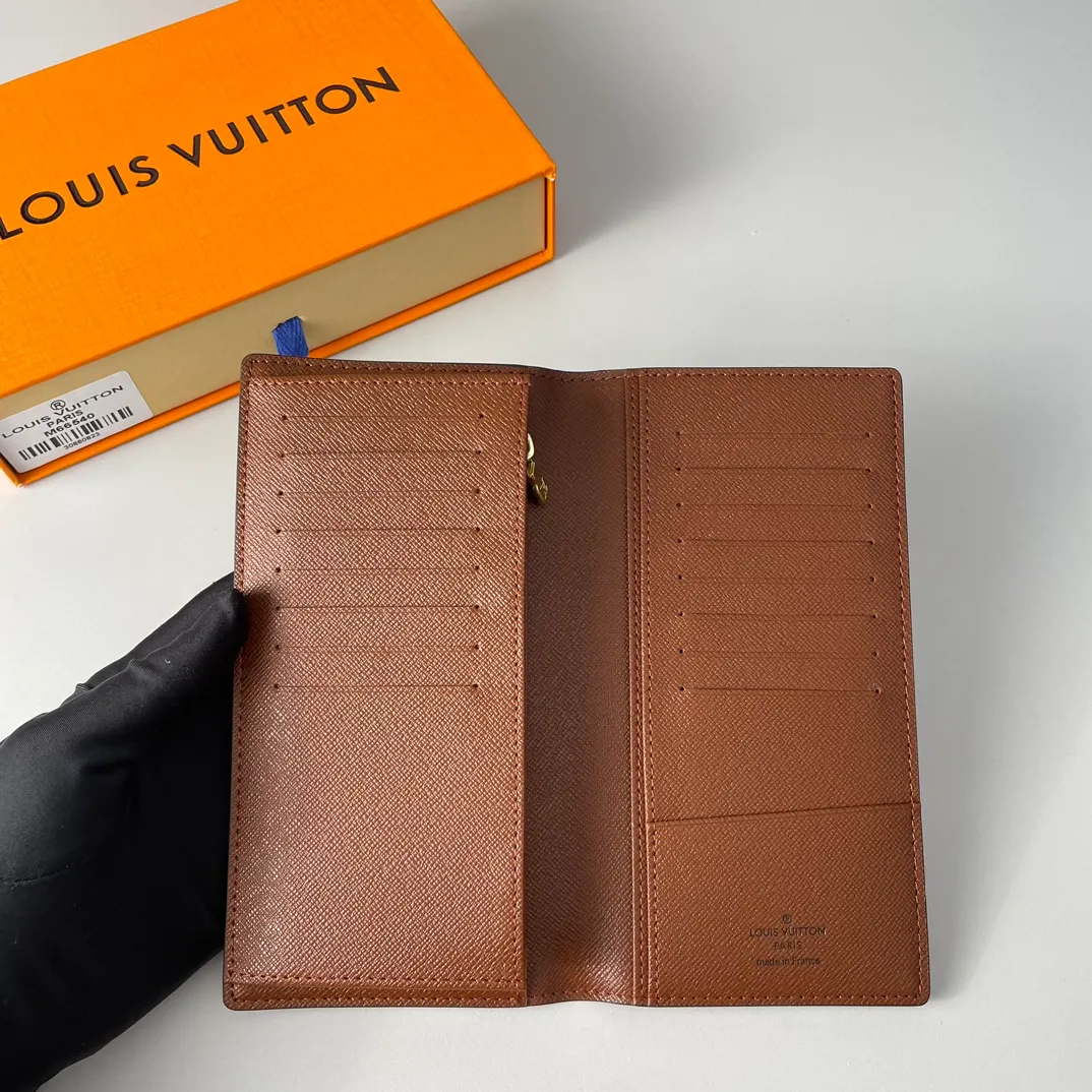 P340🇫🇷Exclusive real shot of overseas original single M66540! This canvas wallet exudes unstoppable masculinity. It's spacious and functional and can easily be stowed away in a coat pocket. Can hold change, credit cards and banknotes. Size: 19X10cm