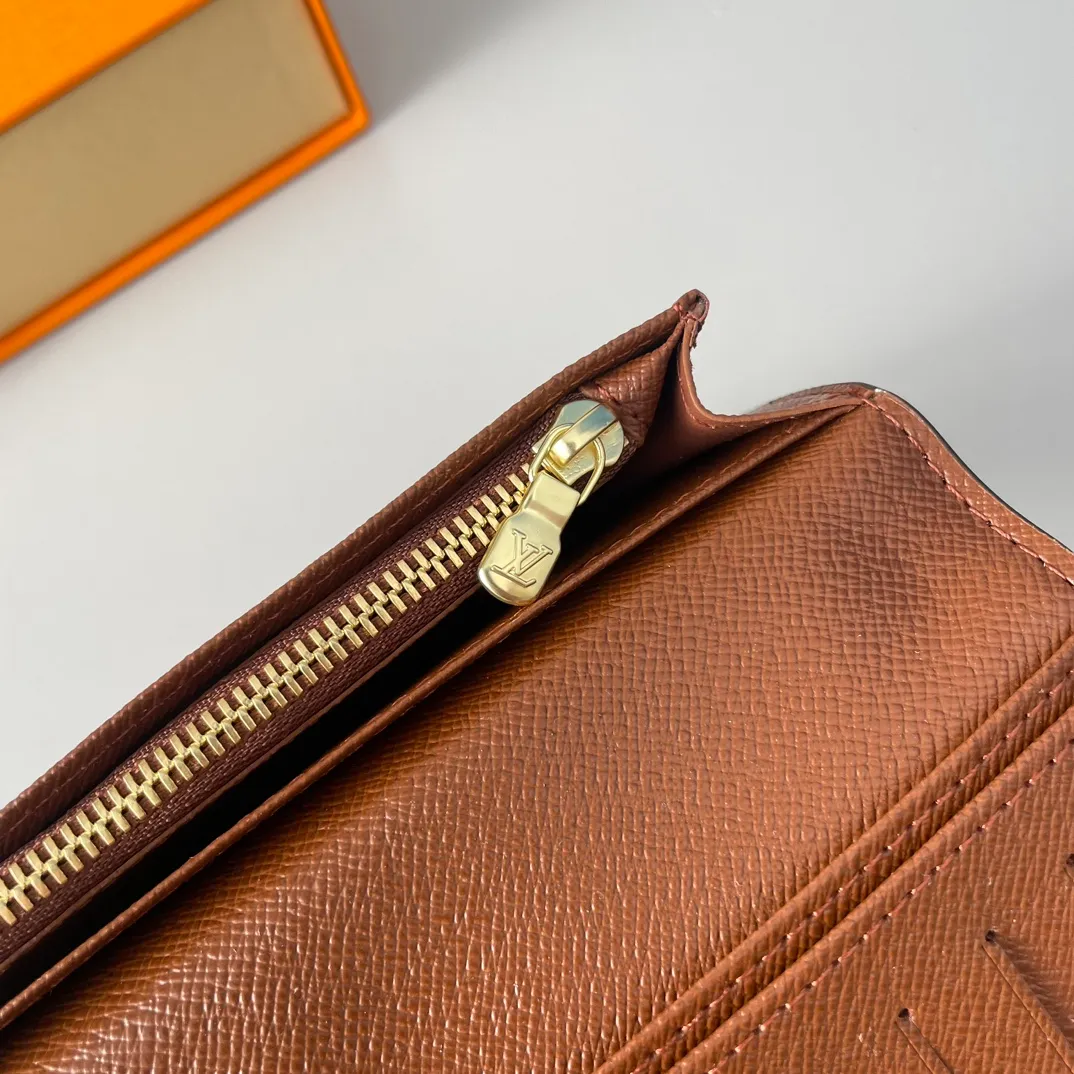 P340🇫🇷Exclusive real shot of overseas original single M66540! This canvas wallet exudes unstoppable masculinity. It's spacious and functional and can easily be stowed away in a coat pocket. Can hold change, credit cards and banknotes. Size: 19X10cm