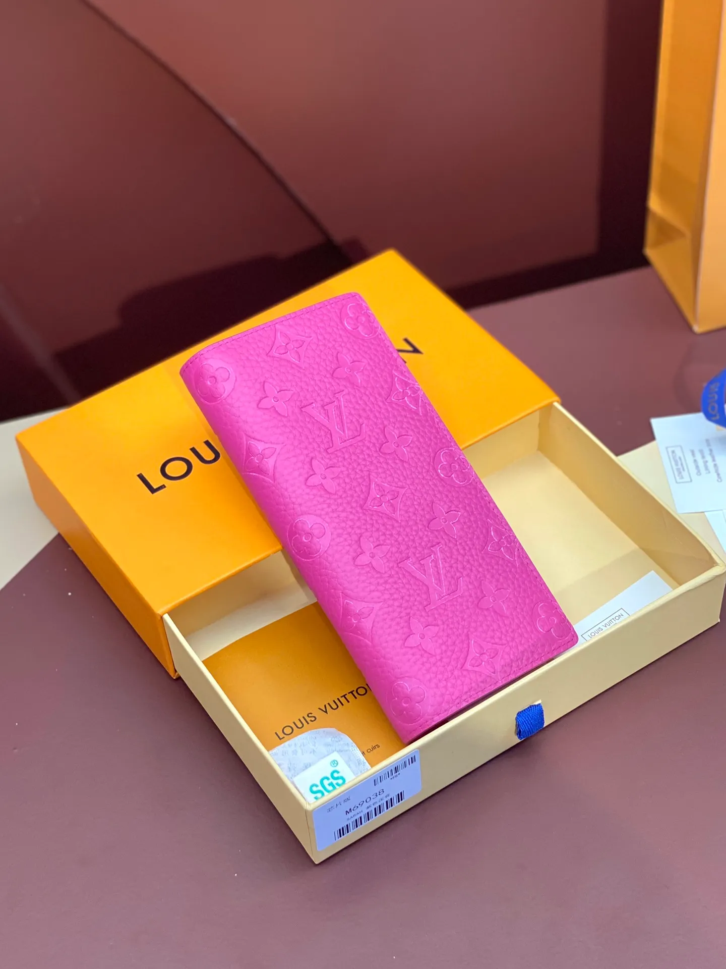 💰 480 M69038 rose red! The chip version, (made of top-grain cowhide) Brazza wallet is made of soft Taurillon leather embossed with the Monogram pattern. It has various card slots, pockets and a large zippered coin compartment. It has ample capacity and can easily fit in most jacket pockets. Dimensions 10 x 19 x 2 cm (length x height x width).