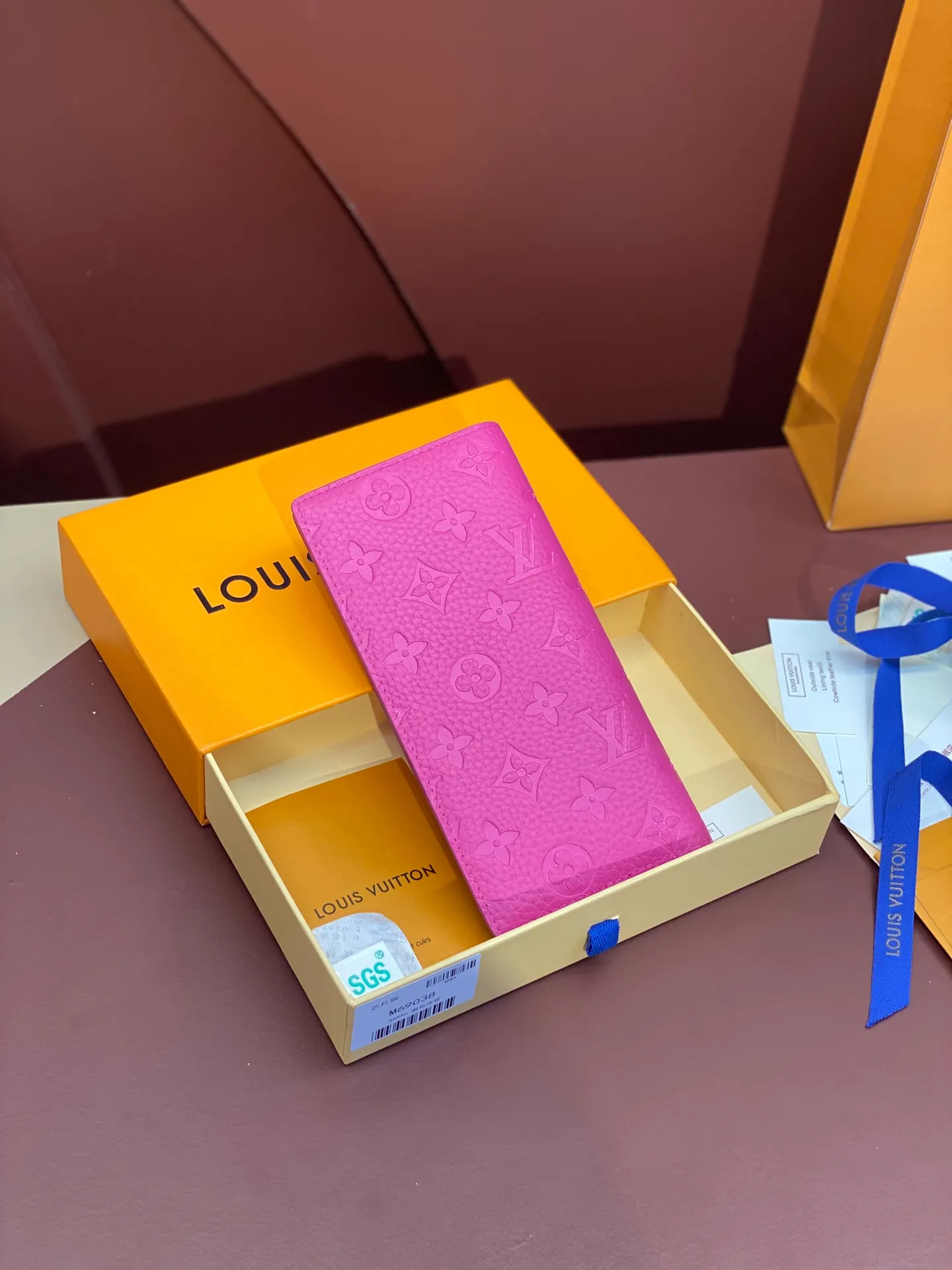💰 480 M69038 rose red! The chip version, (made of top-grain cowhide) Brazza wallet is made of soft Taurillon leather embossed with the Monogram pattern. It has various card slots, pockets and a large zippered coin compartment. It has ample capacity and can easily fit in most jacket pockets. Dimensions 10 x 19 x 2 cm (length x height x width).