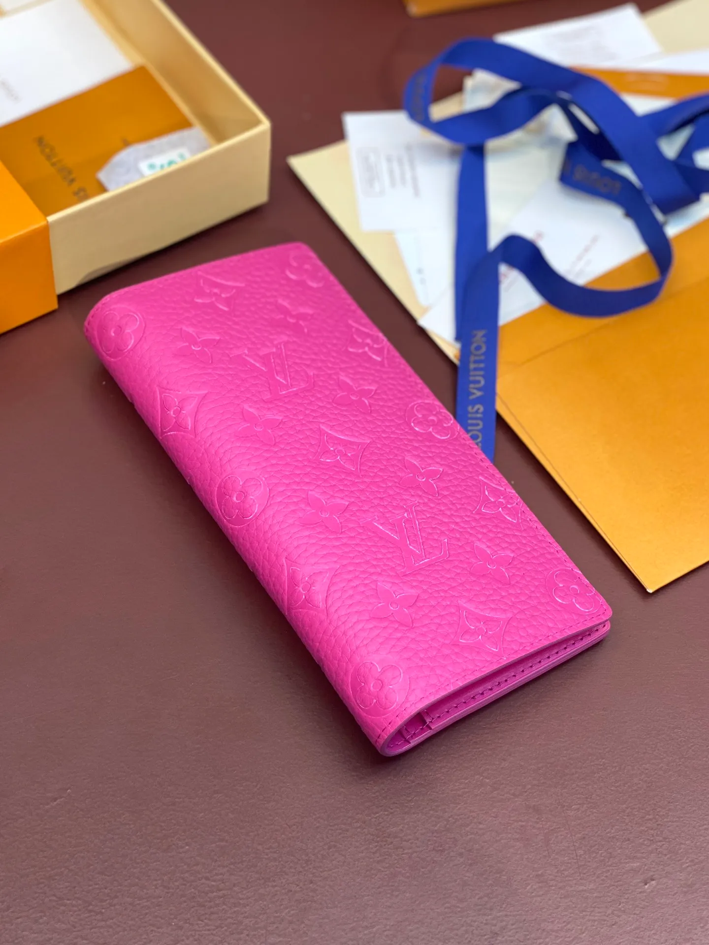 💰 480 M69038 rose red! The chip version, (made of top-grain cowhide) Brazza wallet is made of soft Taurillon leather embossed with the Monogram pattern. It has various card slots, pockets and a large zippered coin compartment. It has ample capacity and can easily fit in most jacket pockets. Dimensions 10 x 19 x 2 cm (length x height x width).
