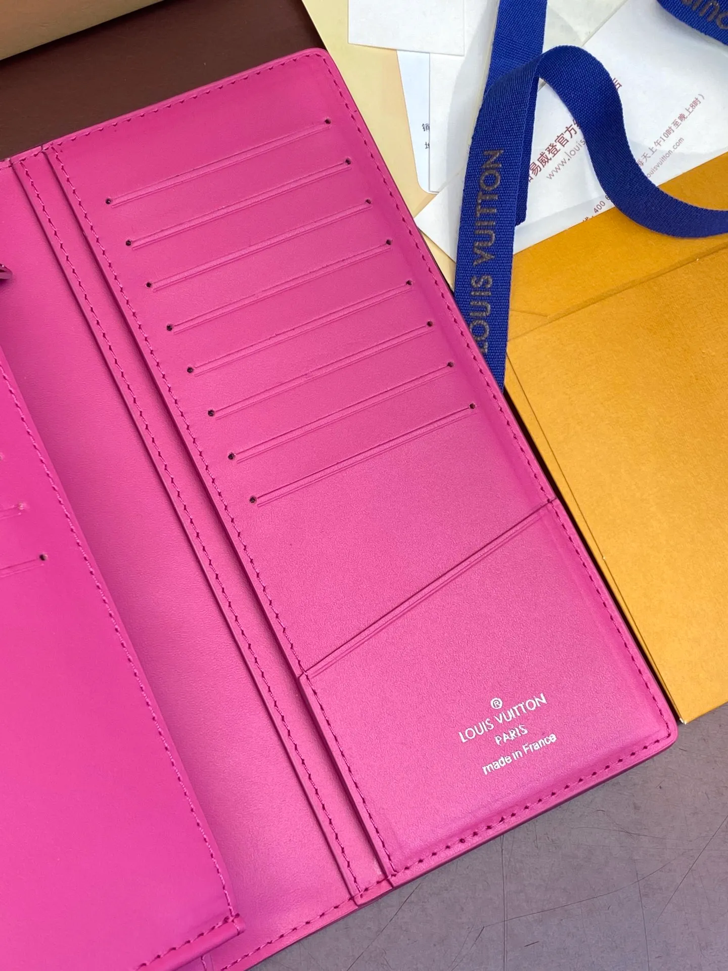 💰 480 M69038 rose red! The chip version, (made of top-grain cowhide) Brazza wallet is made of soft Taurillon leather embossed with the Monogram pattern. It has various card slots, pockets and a large zippered coin compartment. It has ample capacity and can easily fit in most jacket pockets. Dimensions 10 x 19 x 2 cm (length x height x width).