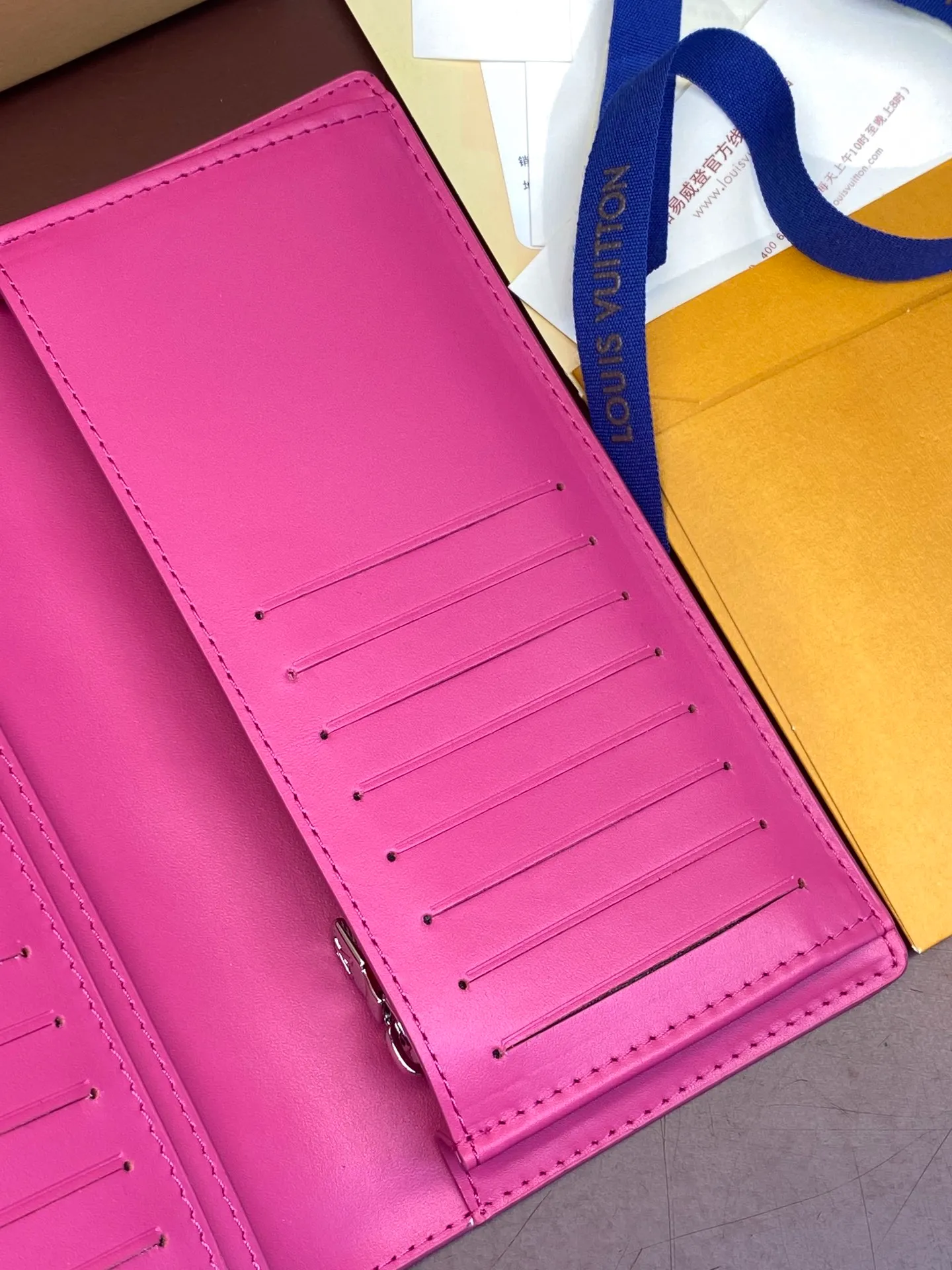 💰 480 M69038 rose red! The chip version, (made of top-grain cowhide) Brazza wallet is made of soft Taurillon leather embossed with the Monogram pattern. It has various card slots, pockets and a large zippered coin compartment. It has ample capacity and can easily fit in most jacket pockets. Dimensions 10 x 19 x 2 cm (length x height x width).