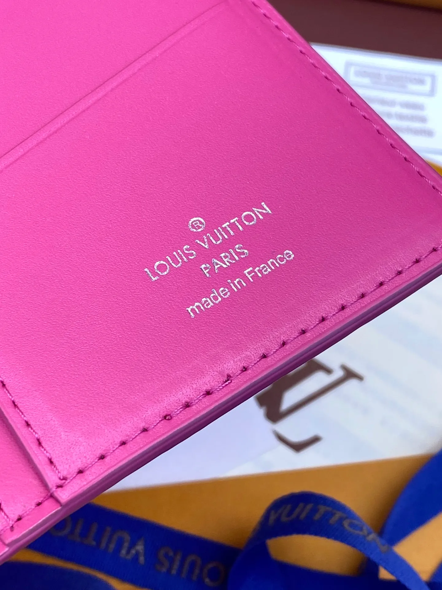 💰 480 M69038 rose red! The chip version, (made of top-grain cowhide) Brazza wallet is made of soft Taurillon leather embossed with the Monogram pattern. It has various card slots, pockets and a large zippered coin compartment. It has ample capacity and can easily fit in most jacket pockets. Dimensions 10 x 19 x 2 cm (length x height x width).