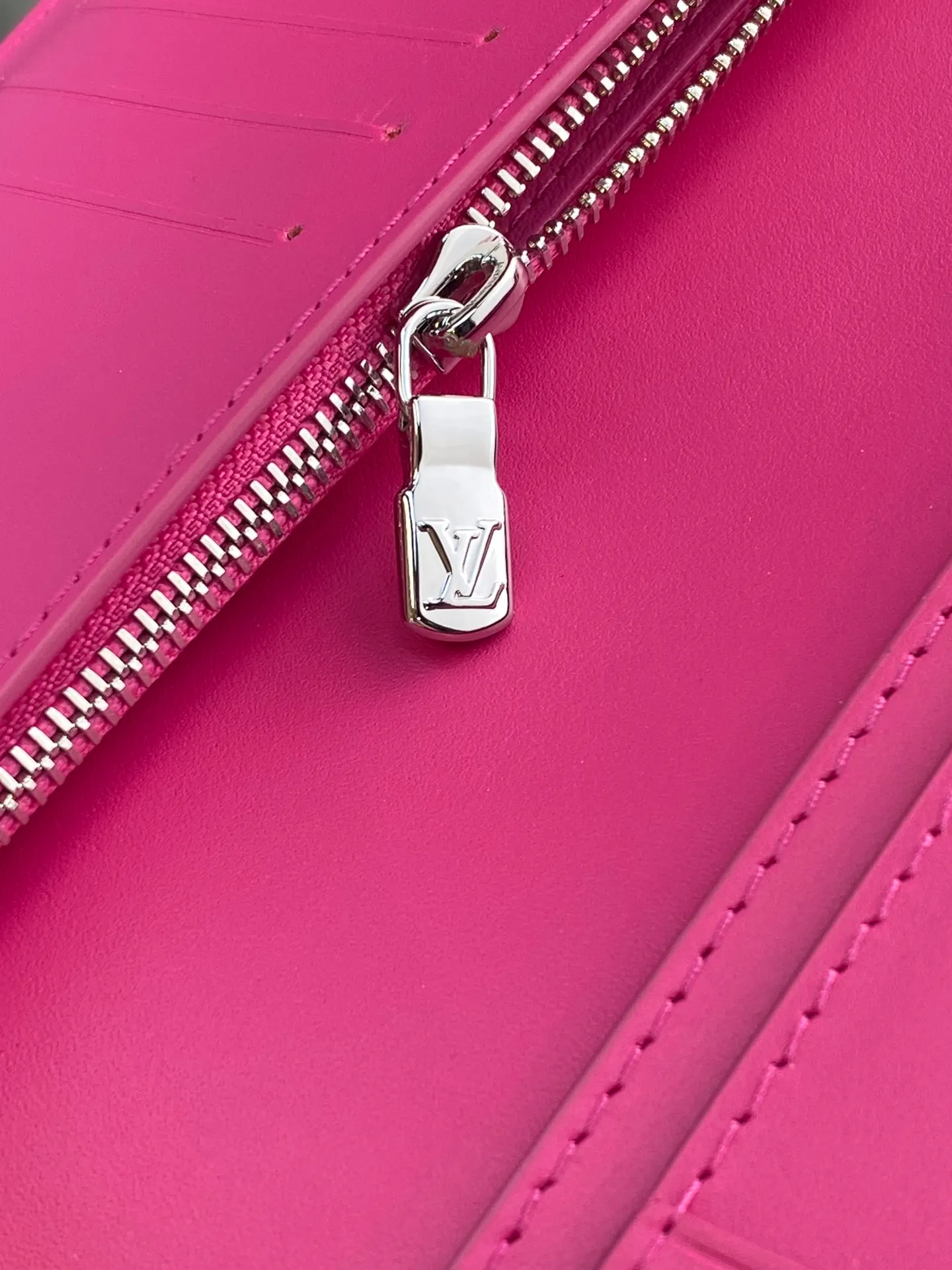 💰 480 M69038 rose red! The chip version, (made of top-grain cowhide) Brazza wallet is made of soft Taurillon leather embossed with the Monogram pattern. It has various card slots, pockets and a large zippered coin compartment. It has ample capacity and can easily fit in most jacket pockets. Dimensions 10 x 19 x 2 cm (length x height x width).