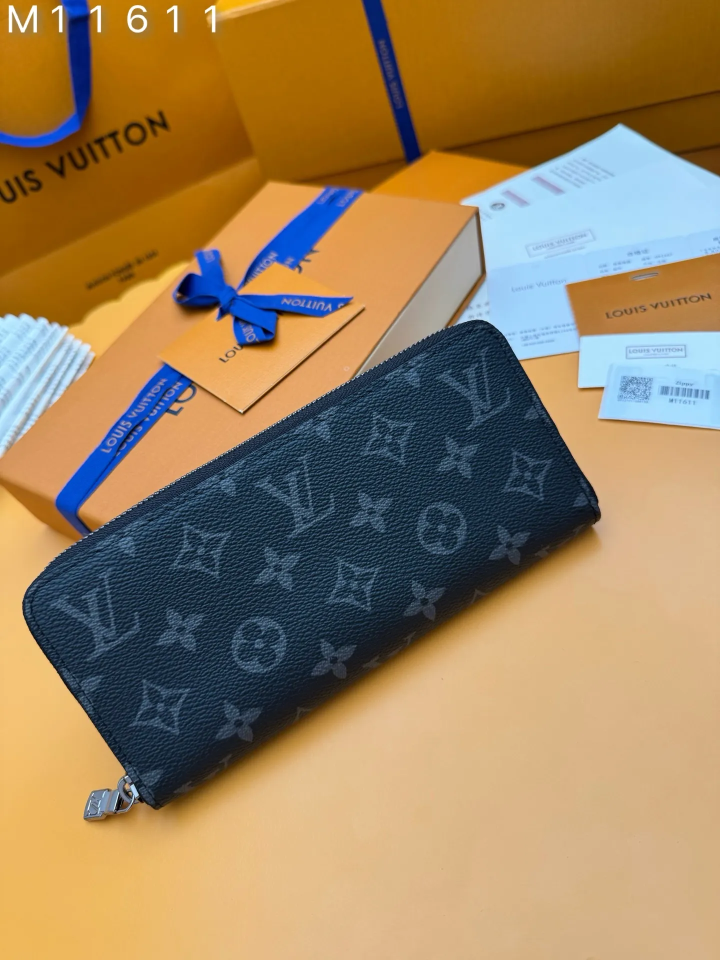 M11611 "Special Duty Free" ♻️ [Official special edition·First-class material·All-steel hardware·Dynamic chip·Full set of packaging] The horizontal Zippy wallet horizontal section is made of Monogram Eclipse canvas and equipped with ruthenium-colored metal accessories. This is a reimagining of the traditional vertical Zippy wallet, adopting a horizontal design to enhance its functionality. The practical design of this zippered wallet includes a main compartment with a zippered pocket in the center; six card slots on each side; and two flat pockets for banknotes or receipts. 21x10x2.5cm 💰740