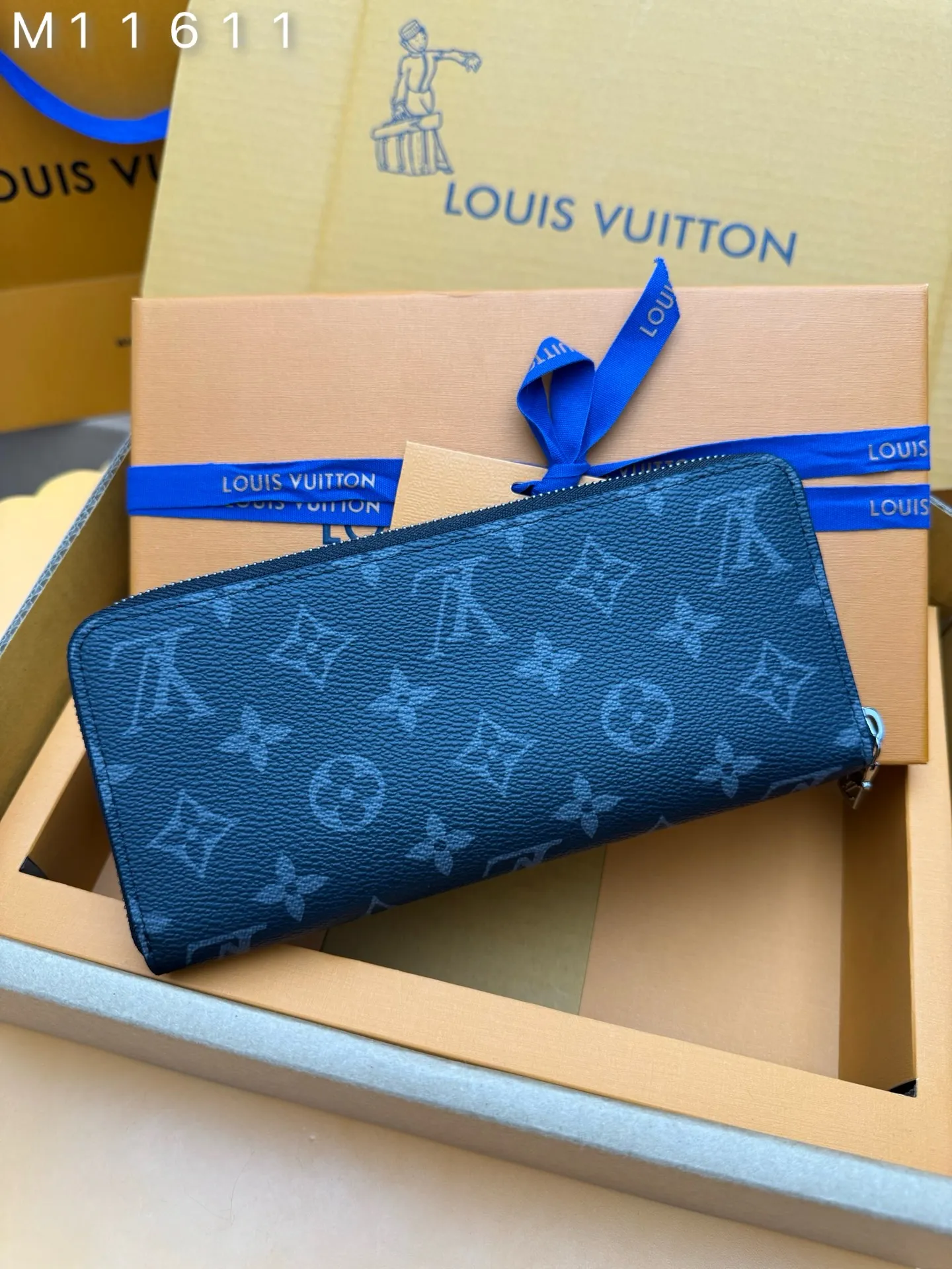 M11611 "Special Duty Free" ♻️ [Official special edition·First-class material·All-steel hardware·Dynamic chip·Full set of packaging] The horizontal Zippy wallet horizontal section is made of Monogram Eclipse canvas and equipped with ruthenium-colored metal accessories. This is a reimagining of the traditional vertical Zippy wallet, adopting a horizontal design to enhance its functionality. The practical design of this zippered wallet includes a main compartment with a zippered pocket in the center; six card slots on each side; and two flat pockets for banknotes or receipts. 21x10x2.5cm 💰740