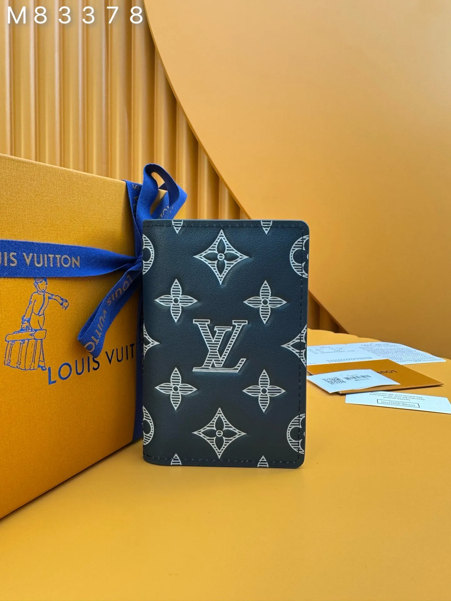M83378 "Special Duty Free" ♻️[Official special edition·First-class material·All-steel hardware·French chips·Full set of packaging] This Multiple wallet is made of smooth cow leather, using printing and embossing techniques to reproduce the Monogram pattern drawn by Georges Vuitton in 1896, showing a strong retro sentiment. 7.5x11.1x1cm 💰400