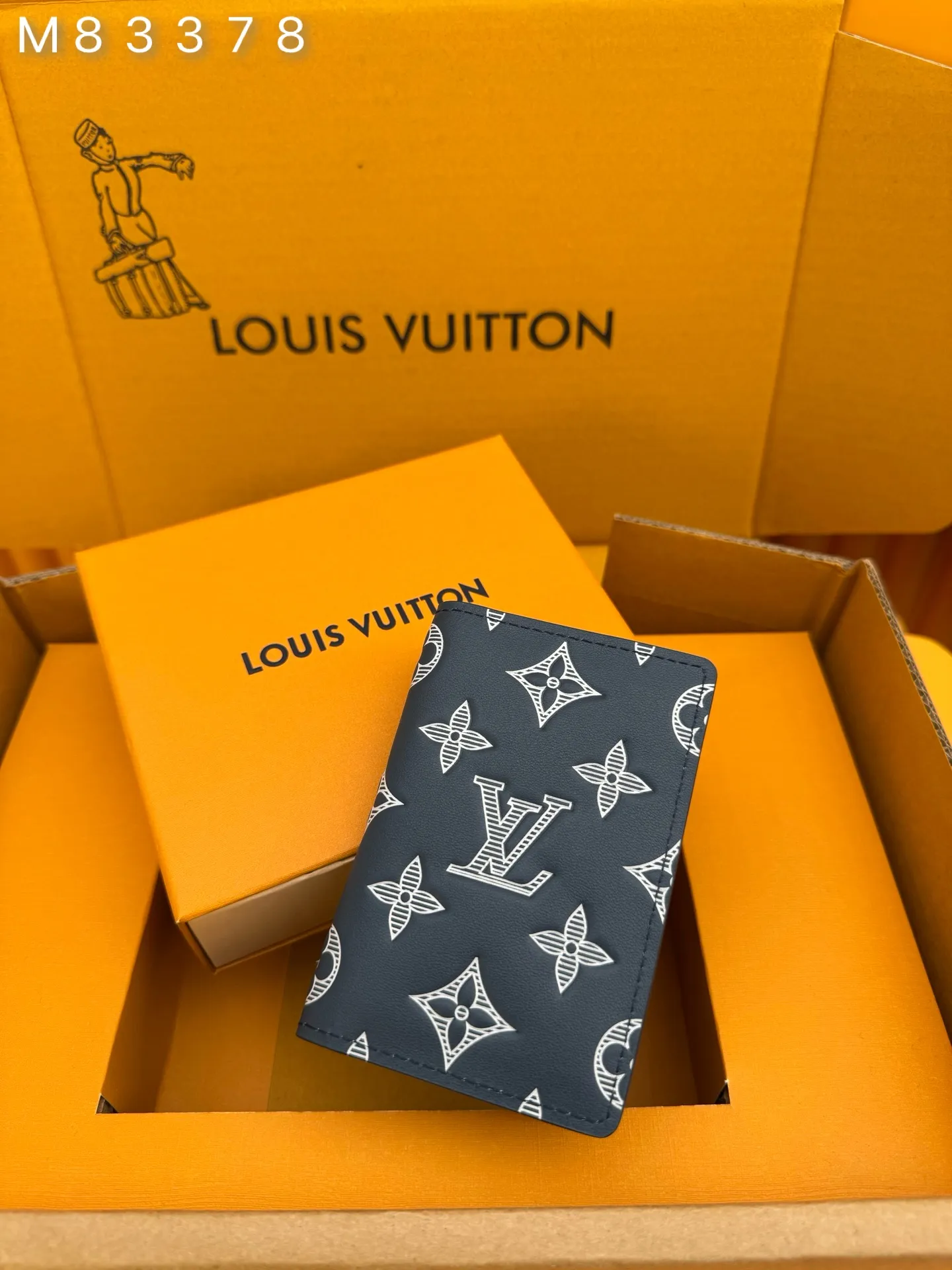 M83378 "Special Duty Free" ♻️[Official special edition·First-class material·All-steel hardware·French chips·Full set of packaging] This Multiple wallet is made of smooth cow leather, using printing and embossing techniques to reproduce the Monogram pattern drawn by Georges Vuitton in 1896, showing a strong retro sentiment. 7.5x11.1x1cm 💰400