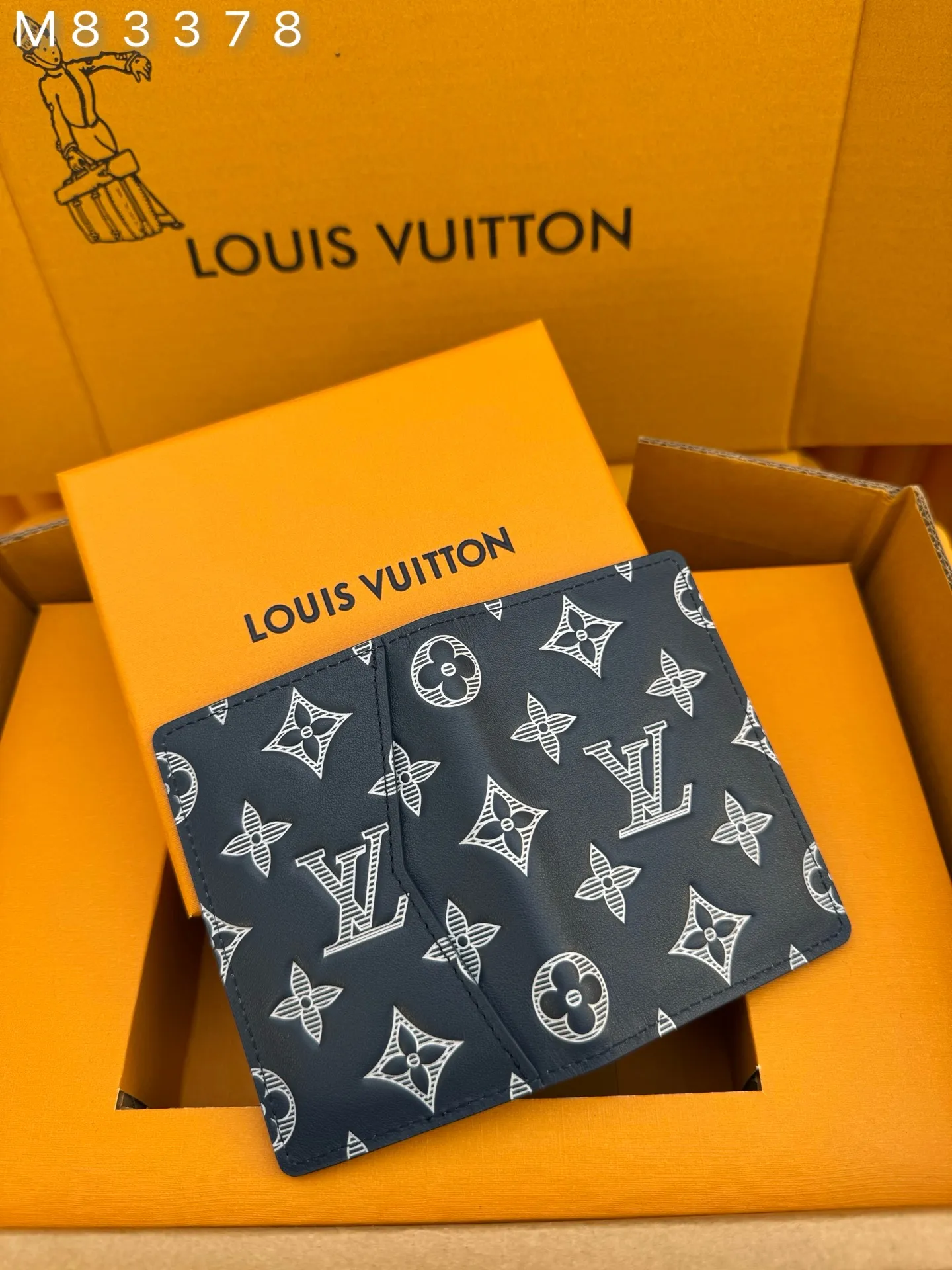 M83378 "Special Duty Free" ♻️[Official special edition·First-class material·All-steel hardware·French chips·Full set of packaging] This Multiple wallet is made of smooth cow leather, using printing and embossing techniques to reproduce the Monogram pattern drawn by Georges Vuitton in 1896, showing a strong retro sentiment. 7.5x11.1x1cm 💰400