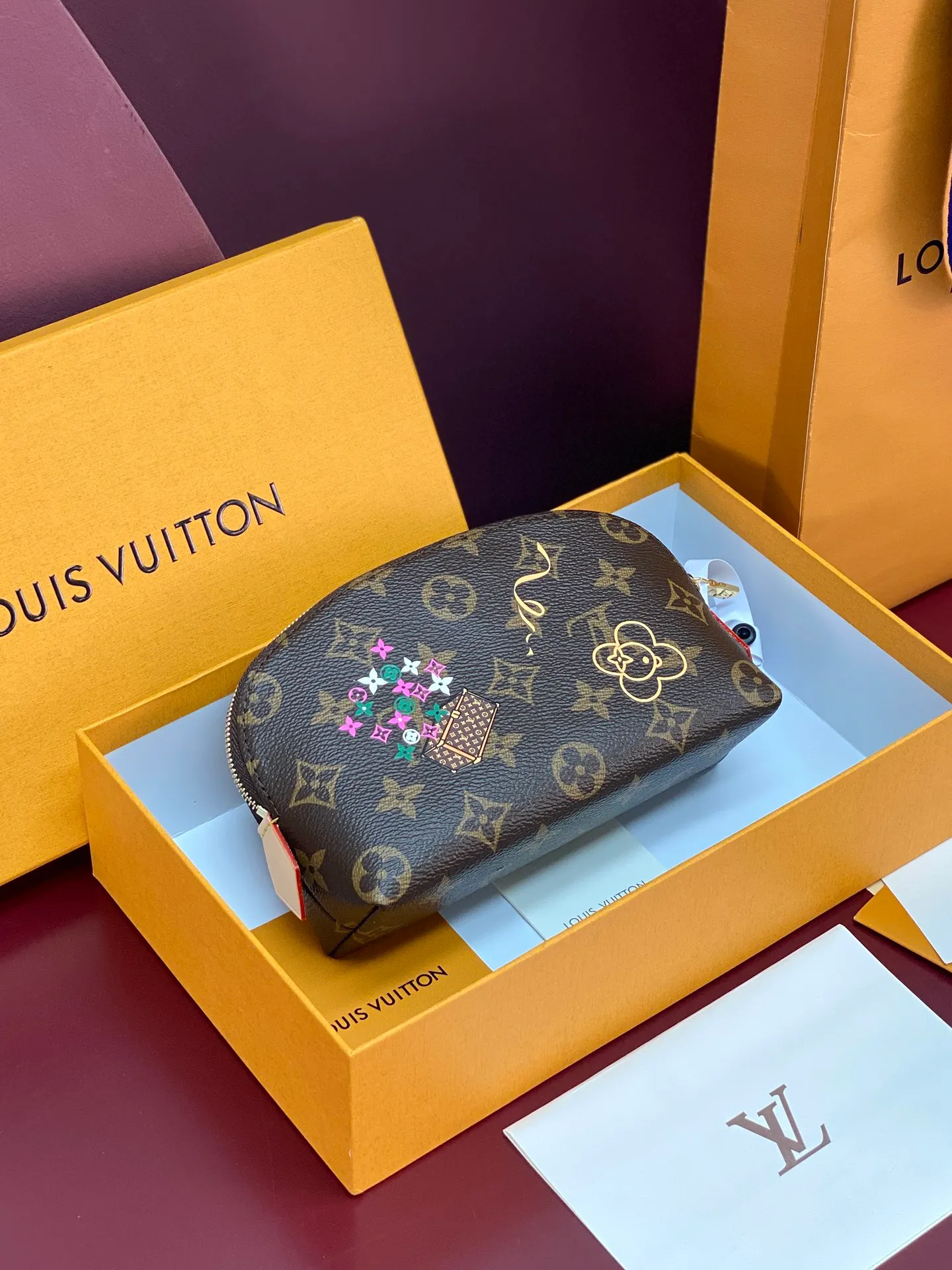 M47515 box! Christmas Small Cosmetic Bag POCHETTE COSMÉTIQUE Cosmetic Bag This compact cosmetic bag is made of Monogram Yh canvas and can be easily placed in a handbag. The round bag body and flat bottom design make it easy to access cosmetics. Dimensions: 19x12×6cm. 💰400