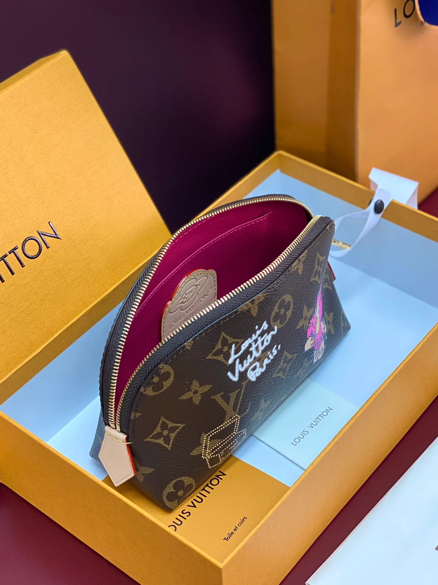 M47515 box! Christmas Small Cosmetic Bag POCHETTE COSMÉTIQUE Cosmetic Bag This compact cosmetic bag is made of Monogram Yh canvas and can be easily placed in a handbag. The round bag body and flat bottom design make it easy to access cosmetics. Dimensions: 19x12×6cm. 💰400