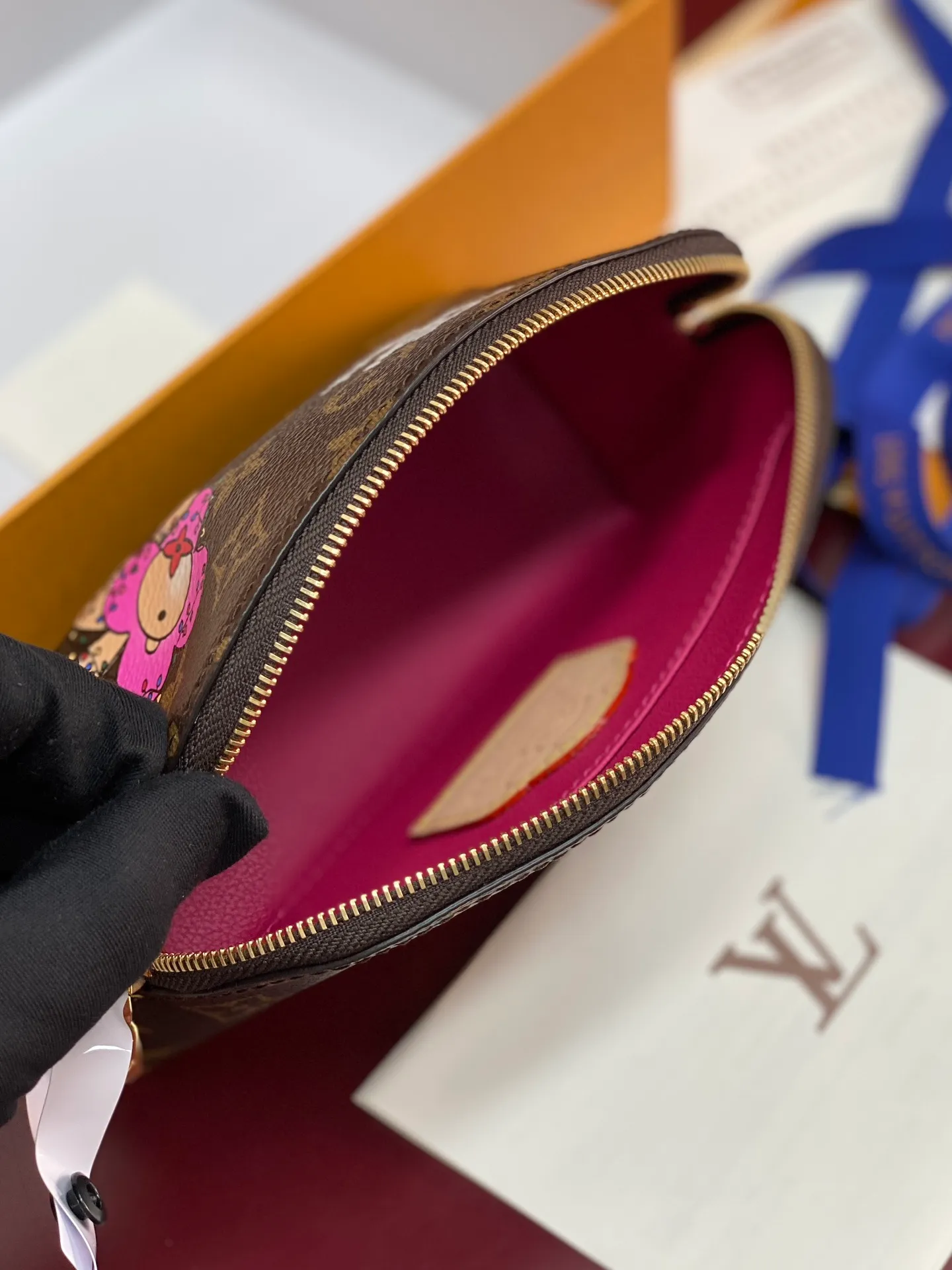 M47515 box! Christmas Small Cosmetic Bag POCHETTE COSMÉTIQUE Cosmetic Bag This compact cosmetic bag is made of Monogram Yh canvas and can be easily placed in a handbag. The round bag body and flat bottom design make it easy to access cosmetics. Dimensions: 19x12×6cm. 💰400